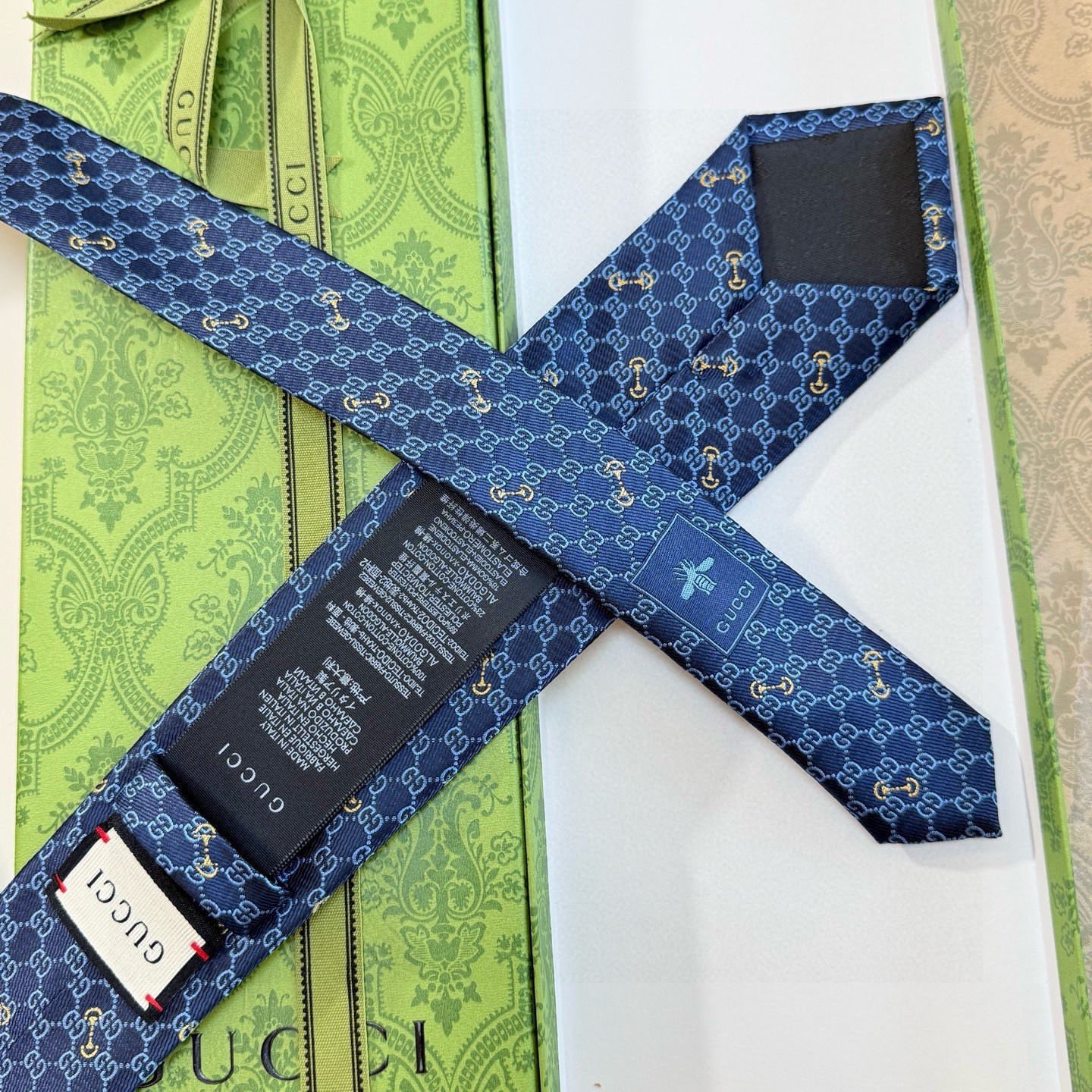 🌾古奇男士领带系列【GG马衔扣真丝领带】👔👔，稀有🐝🐝展现精湛手工与时尚优雅的理想选择，这款领带将标志性