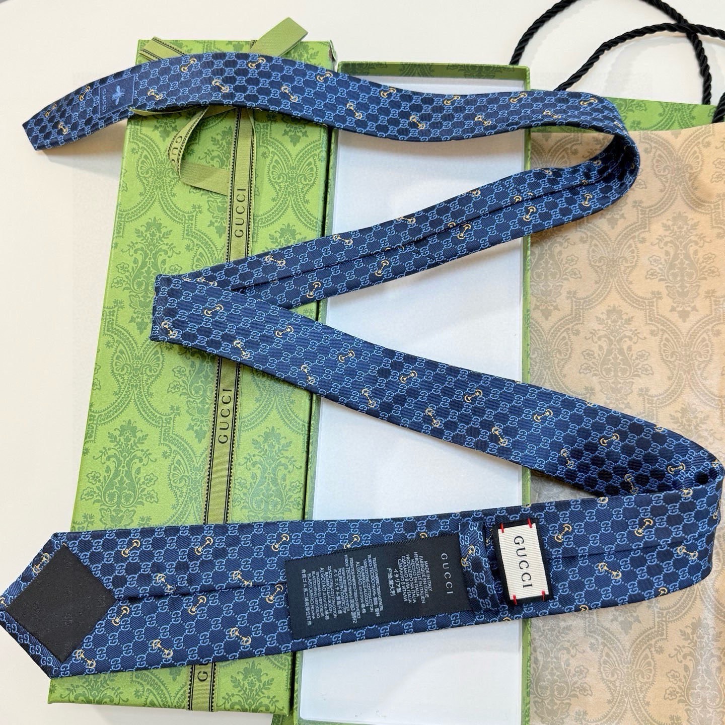 🌾古奇男士领带系列【GG马衔扣真丝领带】👔👔，稀有🐝🐝展现精湛手工与时尚优雅的理想选择，这款领带将标志性