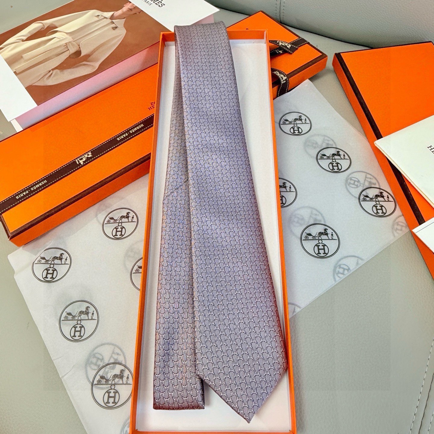 🌾专柜同步新款 爱马仕男士领带！爱马仕领带是每位男士衣橱中不可或缺的单品，也是一段故事的起源。仅有一条规