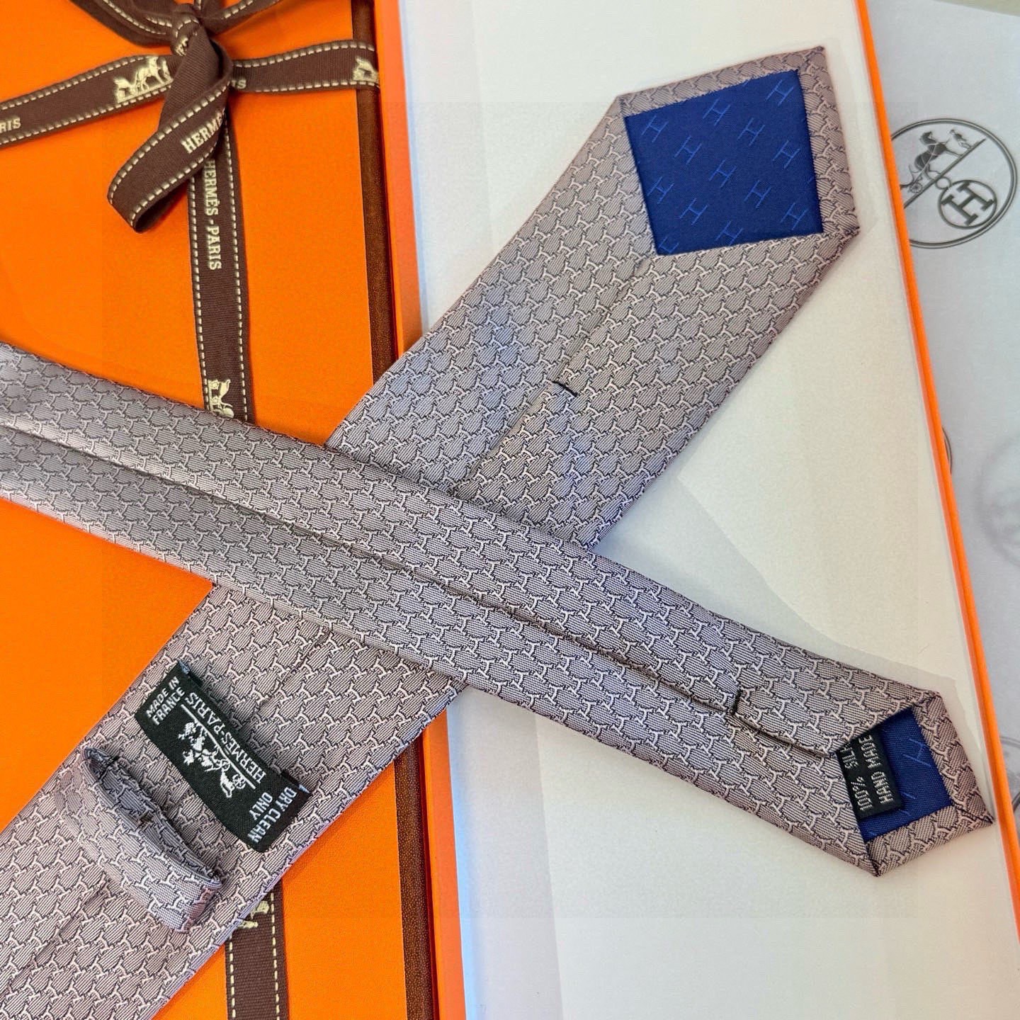 🌾专柜同步新款 爱马仕男士领带！爱马仕领带是每位男士衣橱中不可或缺的单品，也是一段故事的起源。仅有一条规