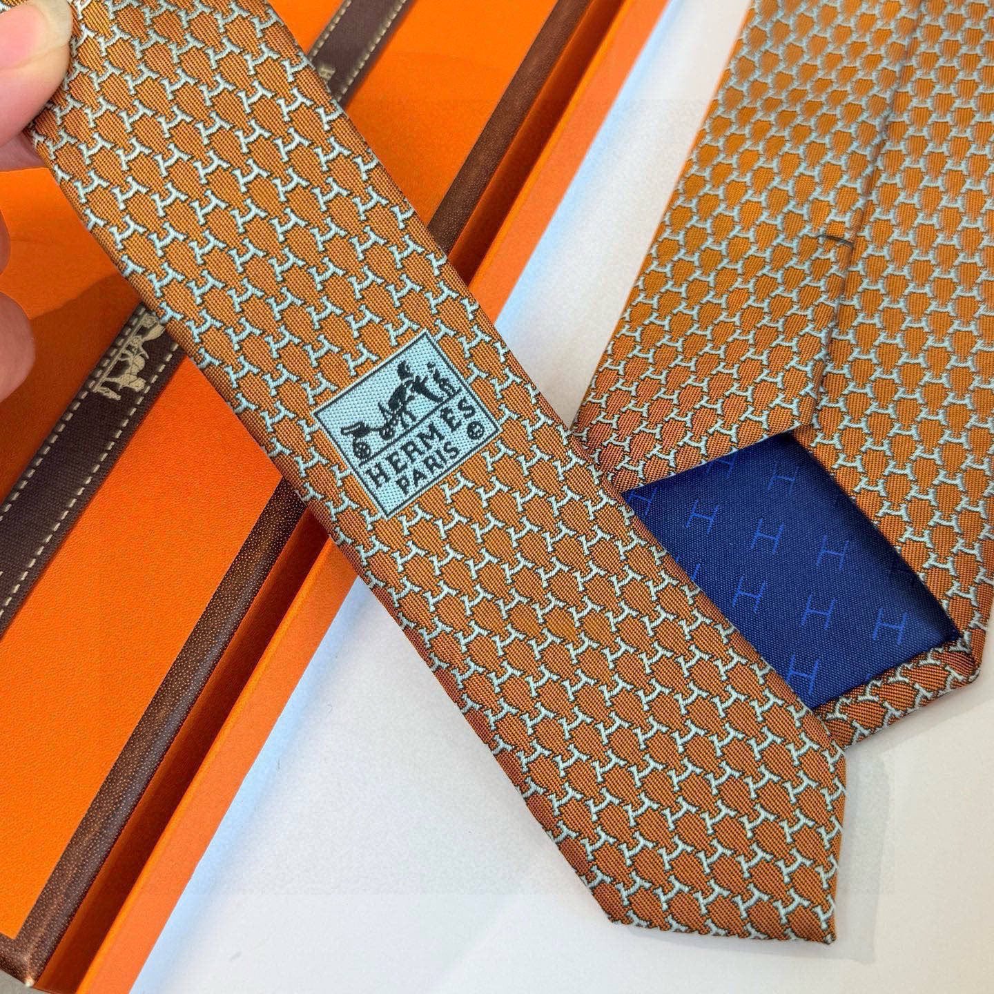 🌾专柜同步新款 爱马仕男士领带！爱马仕领带是每位男士衣橱中不可或缺的单品，也是一段故事的起源。仅有一条规