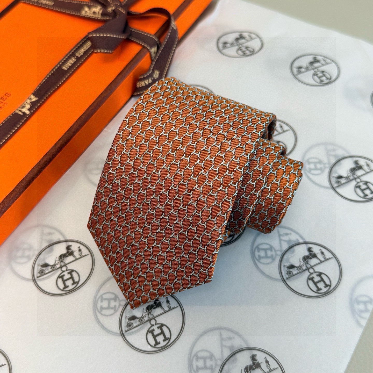 🌾专柜同步新款 爱马仕男士领带！爱马仕领带是每位男士衣橱中不可或缺的单品，也是一段故事的起源。仅有一条规