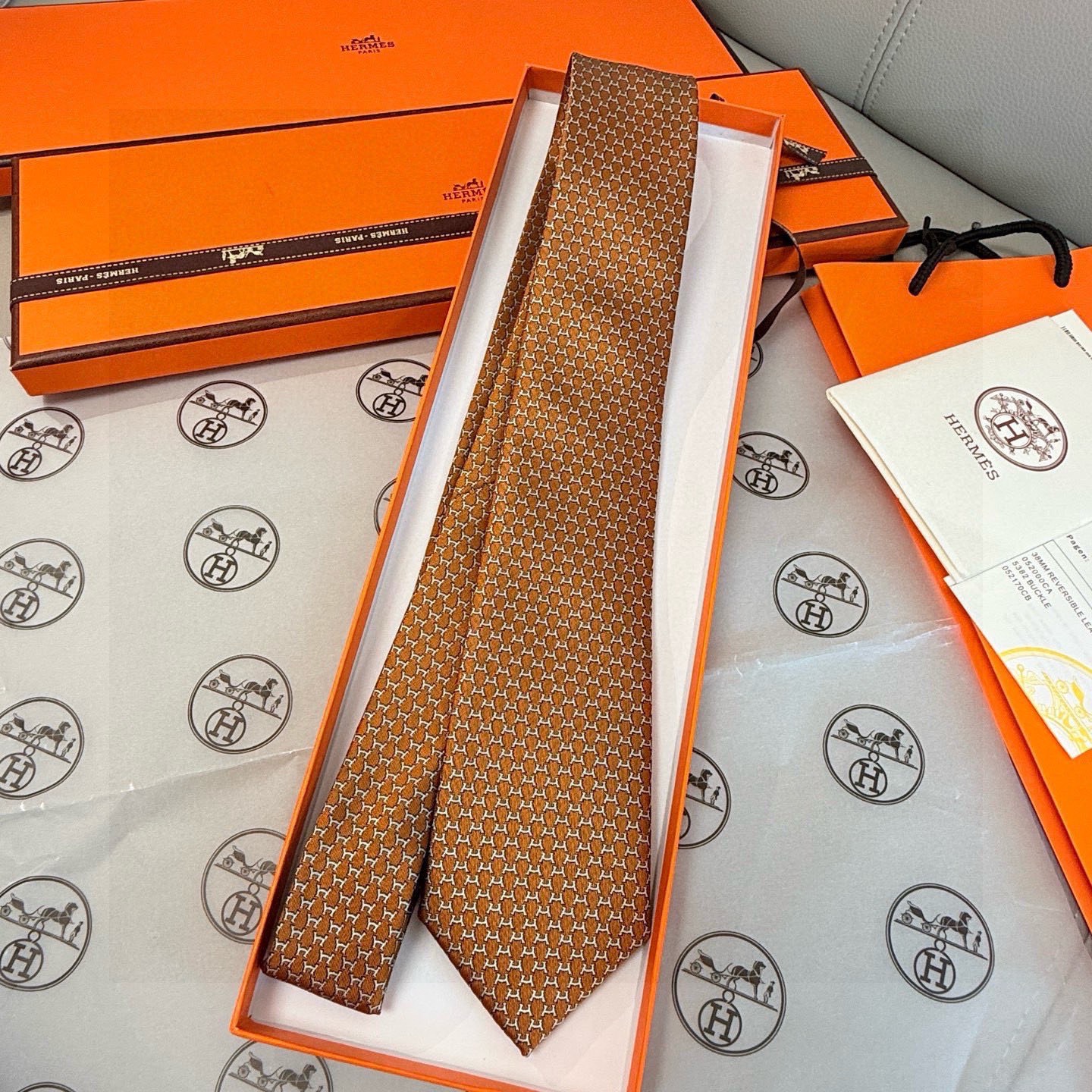 🌾专柜同步新款 爱马仕男士领带！爱马仕领带是每位男士衣橱中不可或缺的单品，也是一段故事的起源。仅有一条规