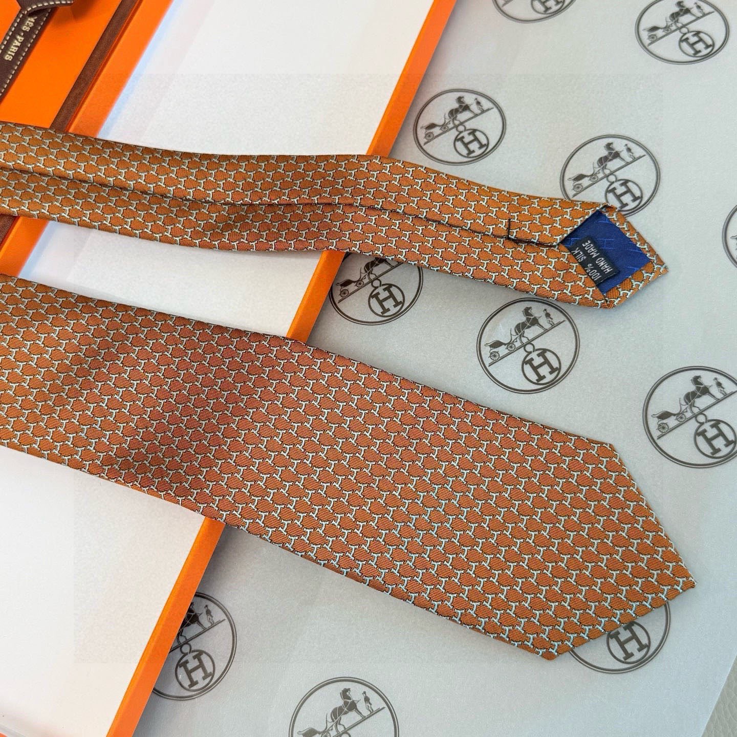 🌾专柜同步新款 爱马仕男士领带！爱马仕领带是每位男士衣橱中不可或缺的单品，也是一段故事的起源。仅有一条规