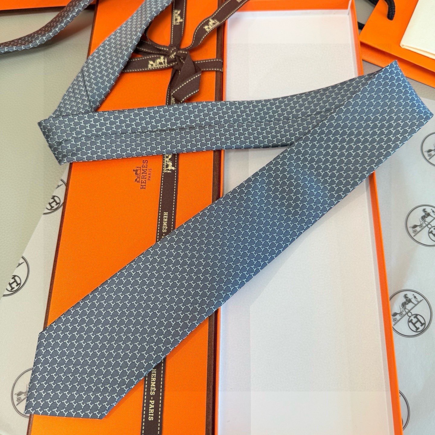 🌾专柜同步新款 爱马仕男士领带！爱马仕领带是每位男士衣橱中不可或缺的单品，也是一段故事的起源。仅有一条规