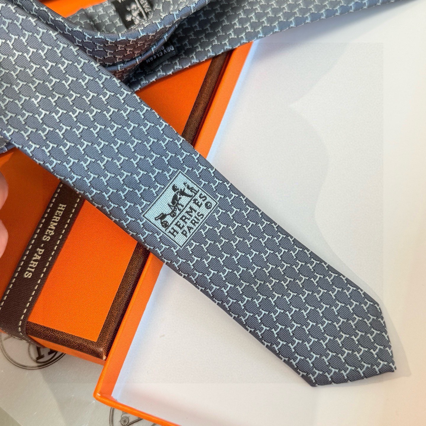 🌾专柜同步新款 爱马仕男士领带！爱马仕领带是每位男士衣橱中不可或缺的单品，也是一段故事的起源。仅有一条规