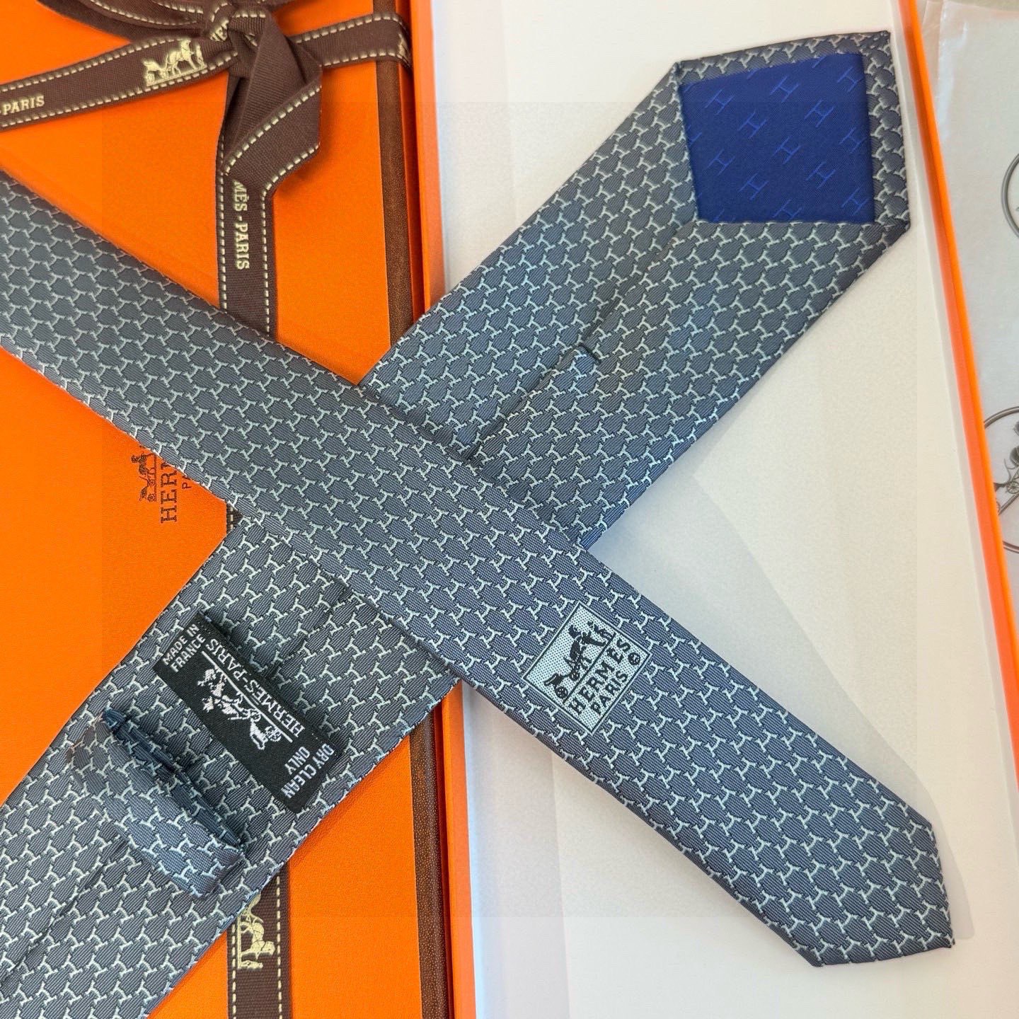 🌾专柜同步新款 爱马仕男士领带！爱马仕领带是每位男士衣橱中不可或缺的单品，也是一段故事的起源。仅有一条规