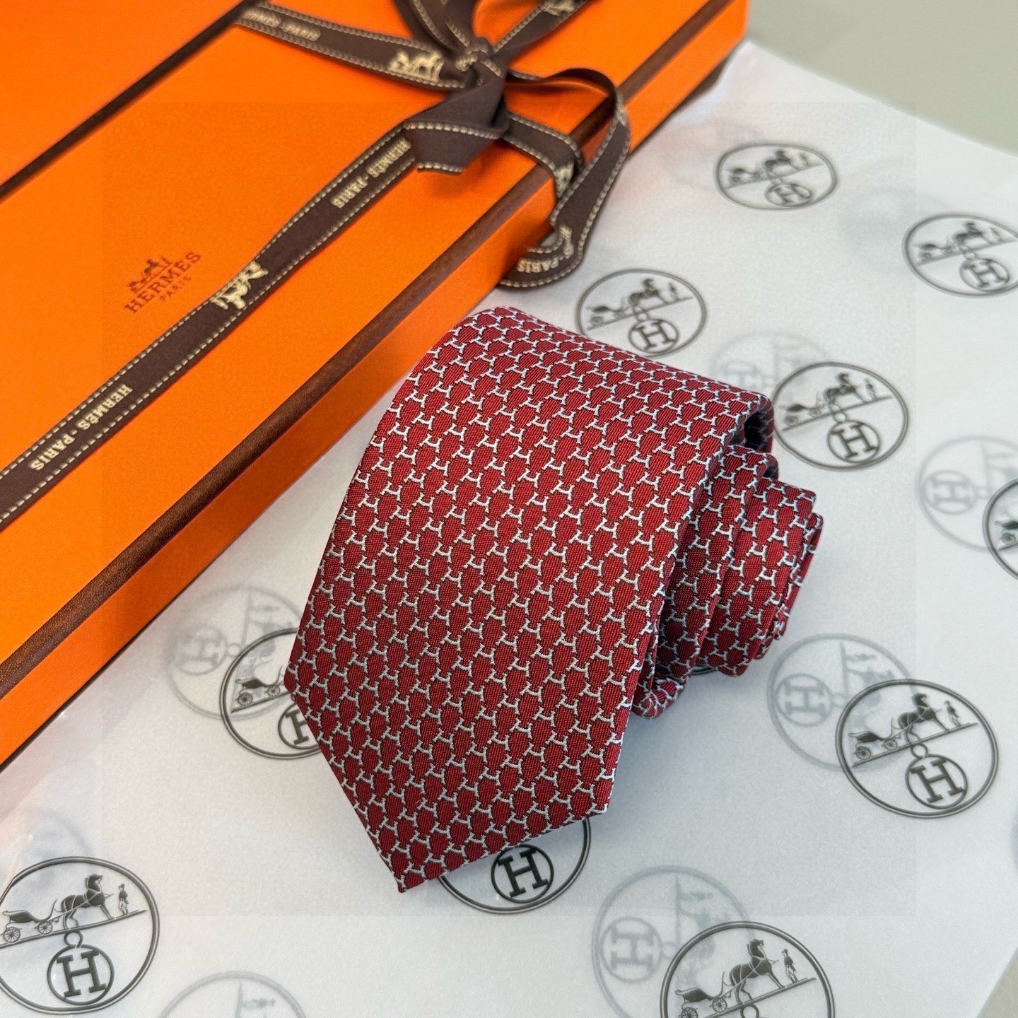 🌾专柜同步新款 爱马仕男士领带！爱马仕领带是每位男士衣橱中不可或缺的单品，也是一段故事的起源。仅有一条规