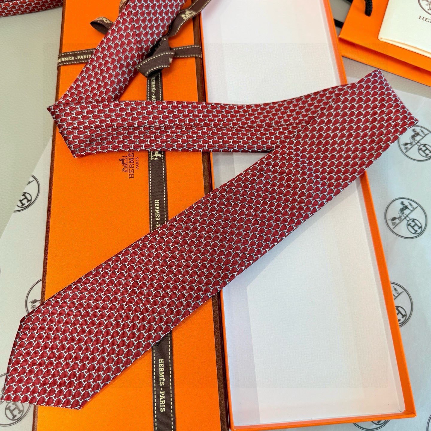 🌾专柜同步新款 爱马仕男士领带！爱马仕领带是每位男士衣橱中不可或缺的单品，也是一段故事的起源。仅有一条规