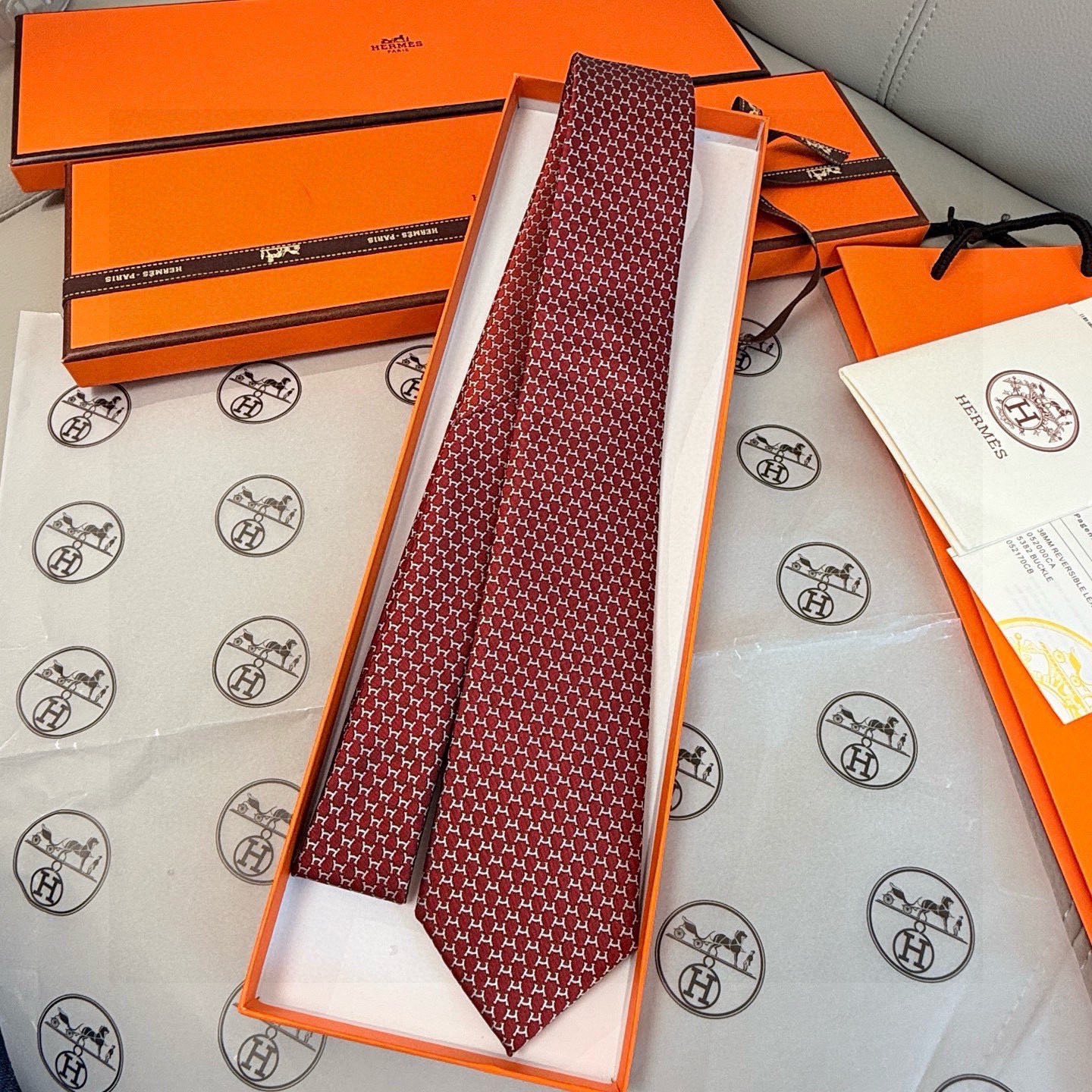 🌾专柜同步新款 爱马仕男士领带！爱马仕领带是每位男士衣橱中不可或缺的单品，也是一段故事的起源。仅有一条规