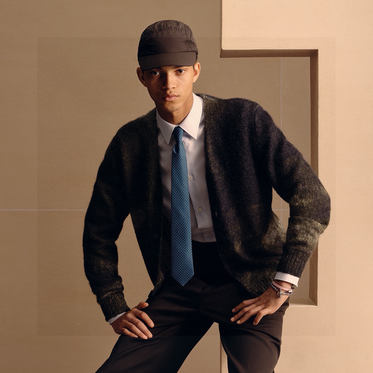 🌾专柜同步新款 爱马仕男士领带！爱马仕领带是每位男士衣橱中不可或缺的单品，也是一段故事的起源。仅有一条规