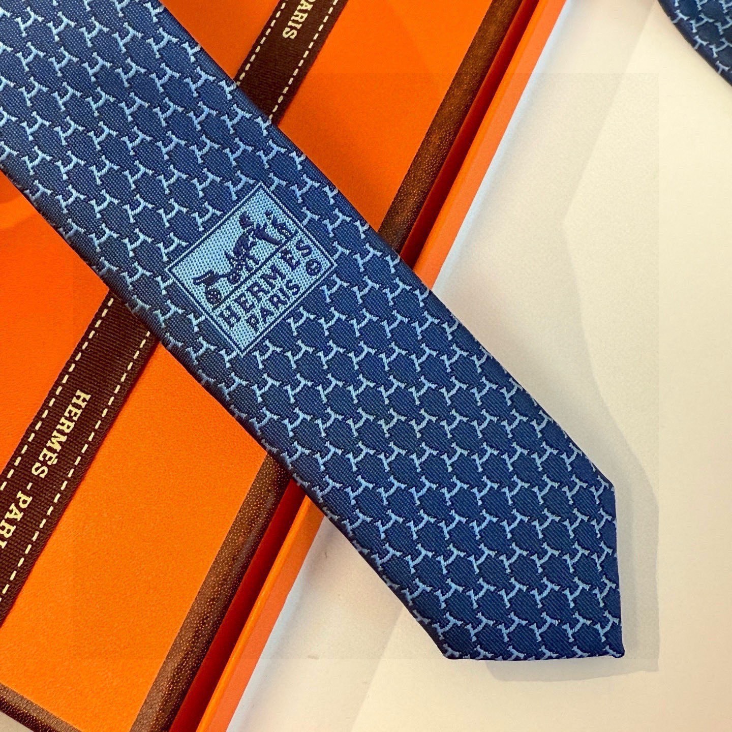 🌾专柜同步新款 爱马仕男士领带！爱马仕领带是每位男士衣橱中不可或缺的单品，也是一段故事的起源。仅有一条规