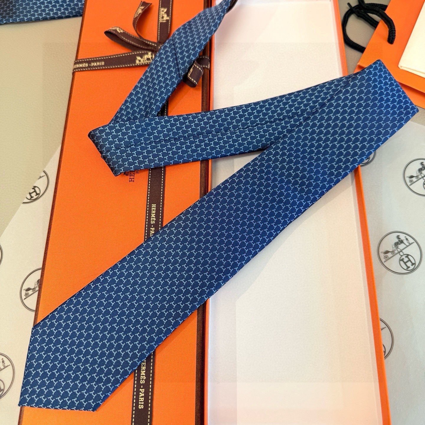 🌾专柜同步新款 爱马仕男士领带！爱马仕领带是每位男士衣橱中不可或缺的单品，也是一段故事的起源。仅有一条规