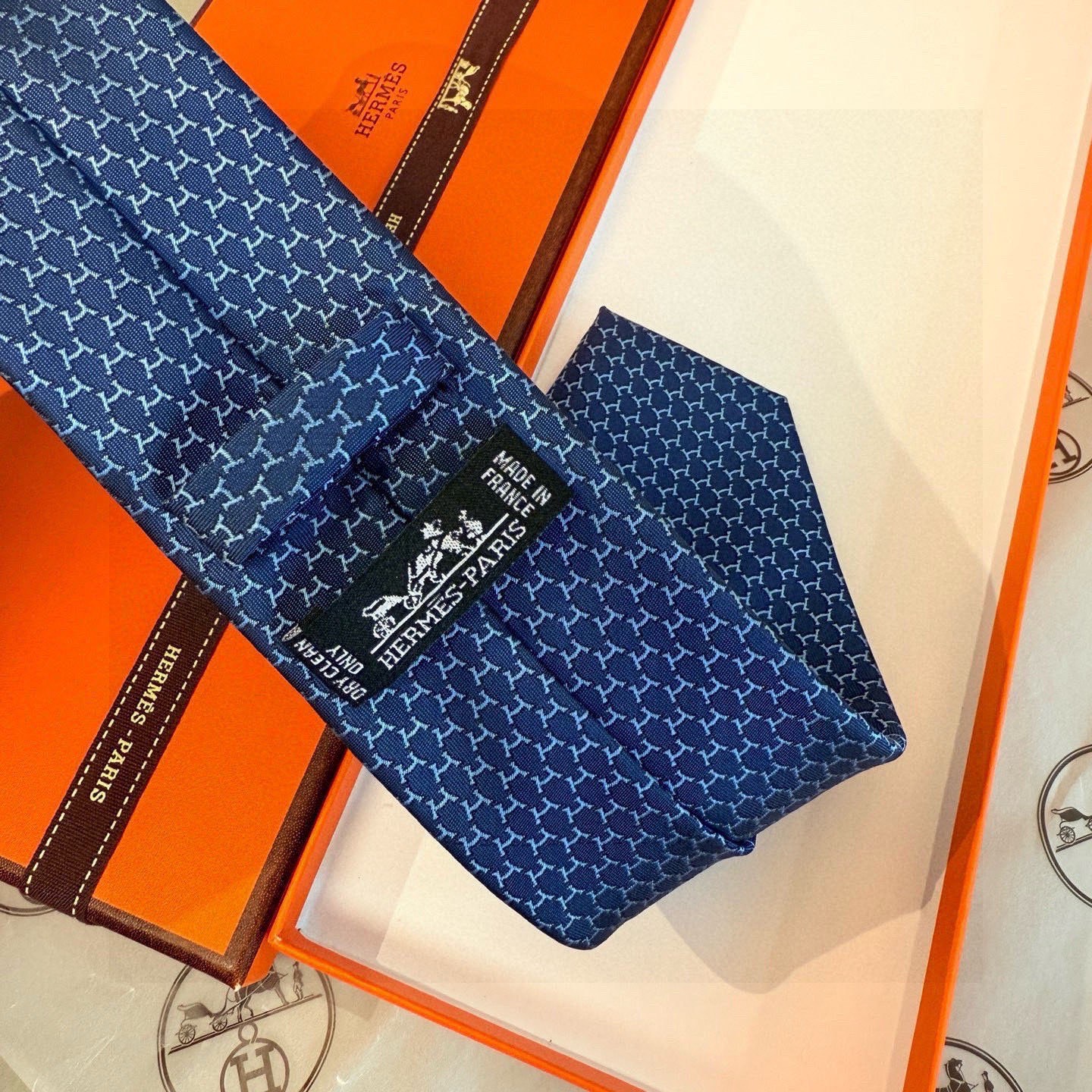 🌾专柜同步新款 爱马仕男士领带！爱马仕领带是每位男士衣橱中不可或缺的单品，也是一段故事的起源。仅有一条规