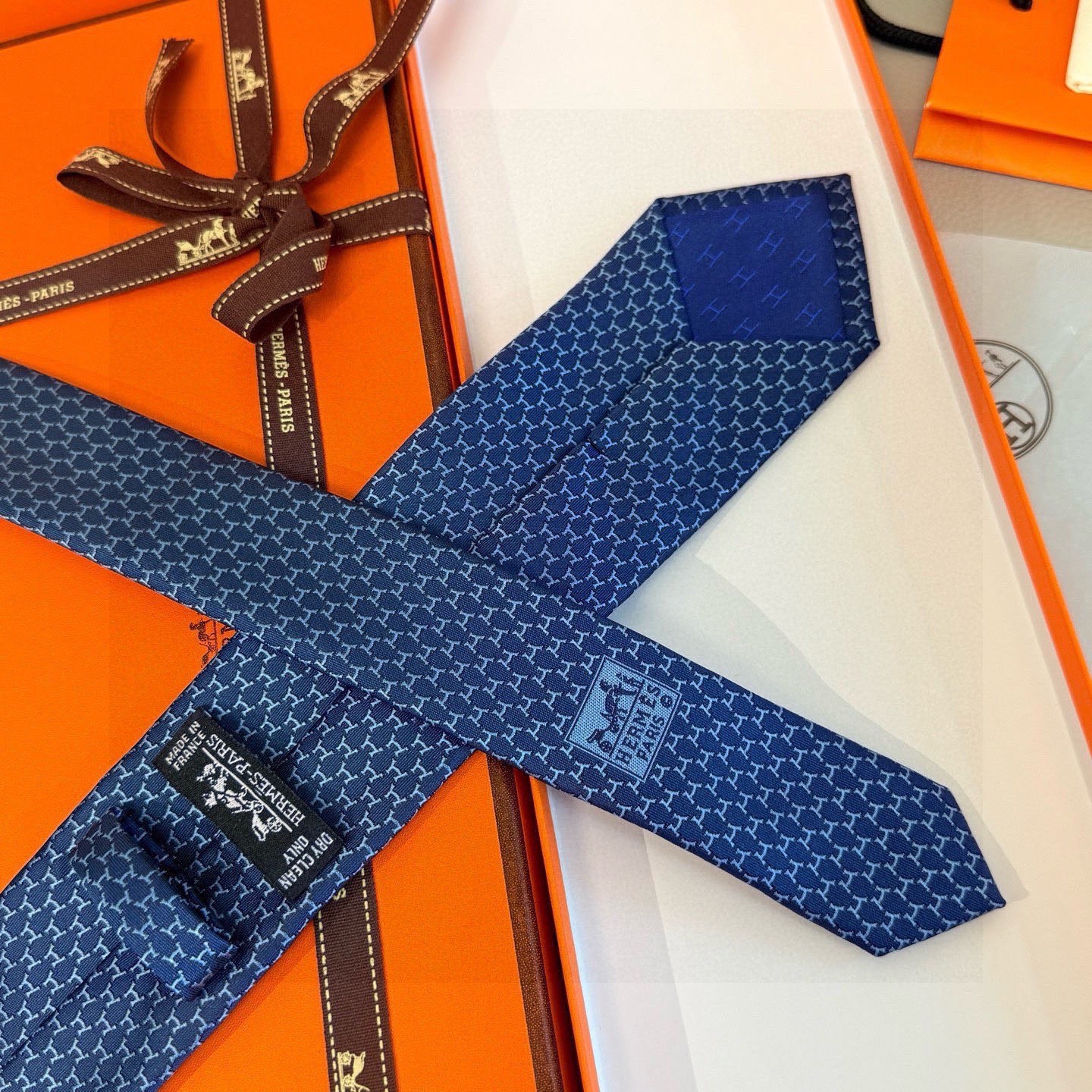 🌾专柜同步新款 爱马仕男士领带！爱马仕领带是每位男士衣橱中不可或缺的单品，也是一段故事的起源。仅有一条规