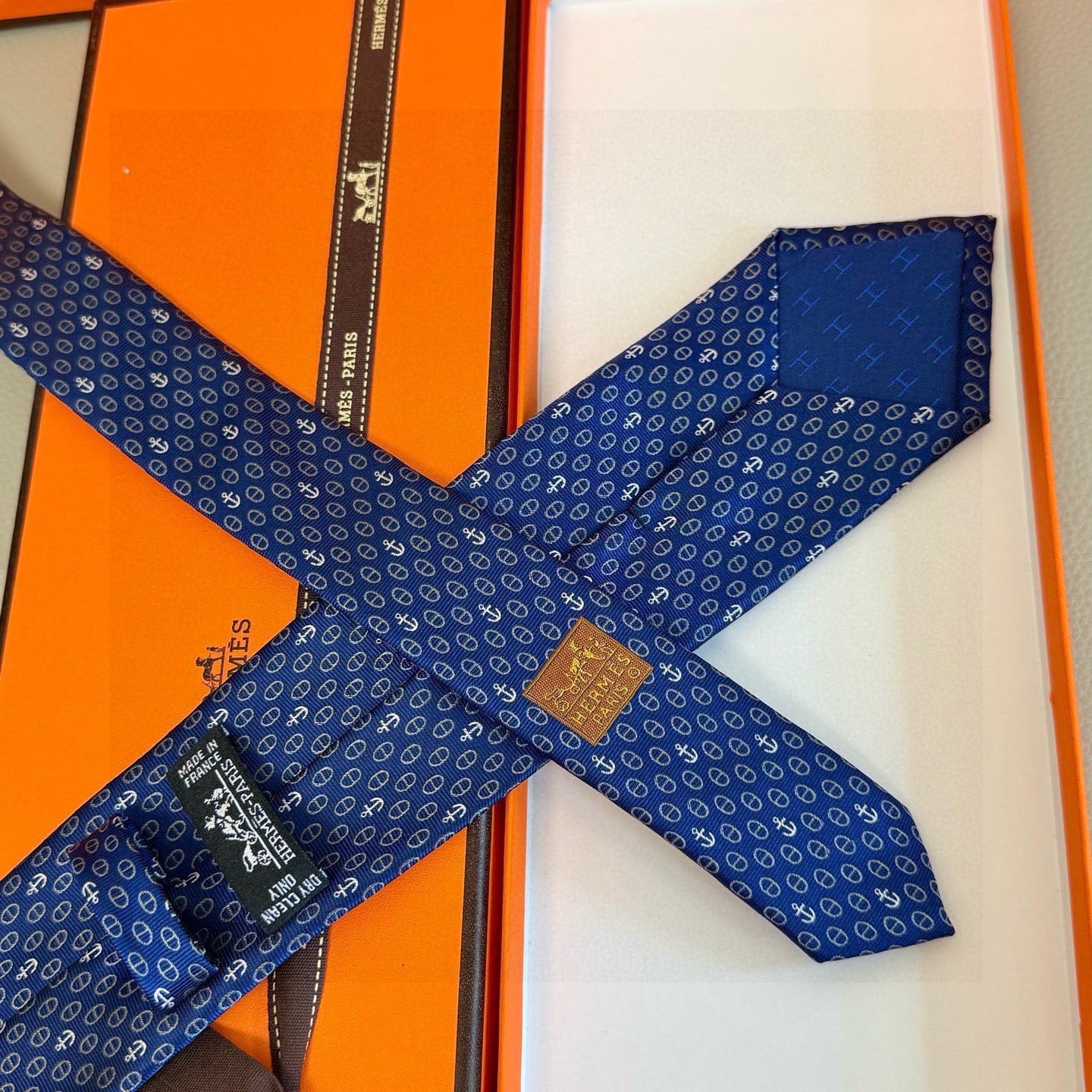 🌾官方同步新款！三色，爱马仕领带 船锚⚓️男士新款领带系列👔👔，稀有H家每年都有一千条不同印花的领带面世