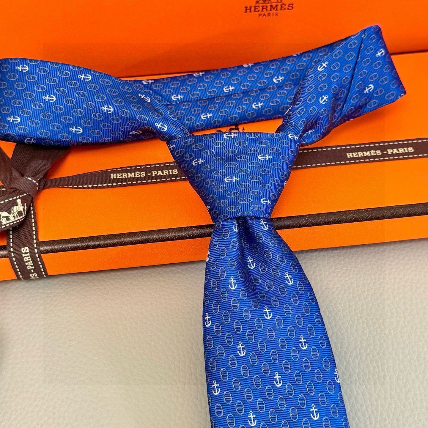🌾官方同步新款！三色，爱马仕领带 船锚⚓️男士新款领带系列👔👔，稀有H家每年都有一千条不同印花的领带面世