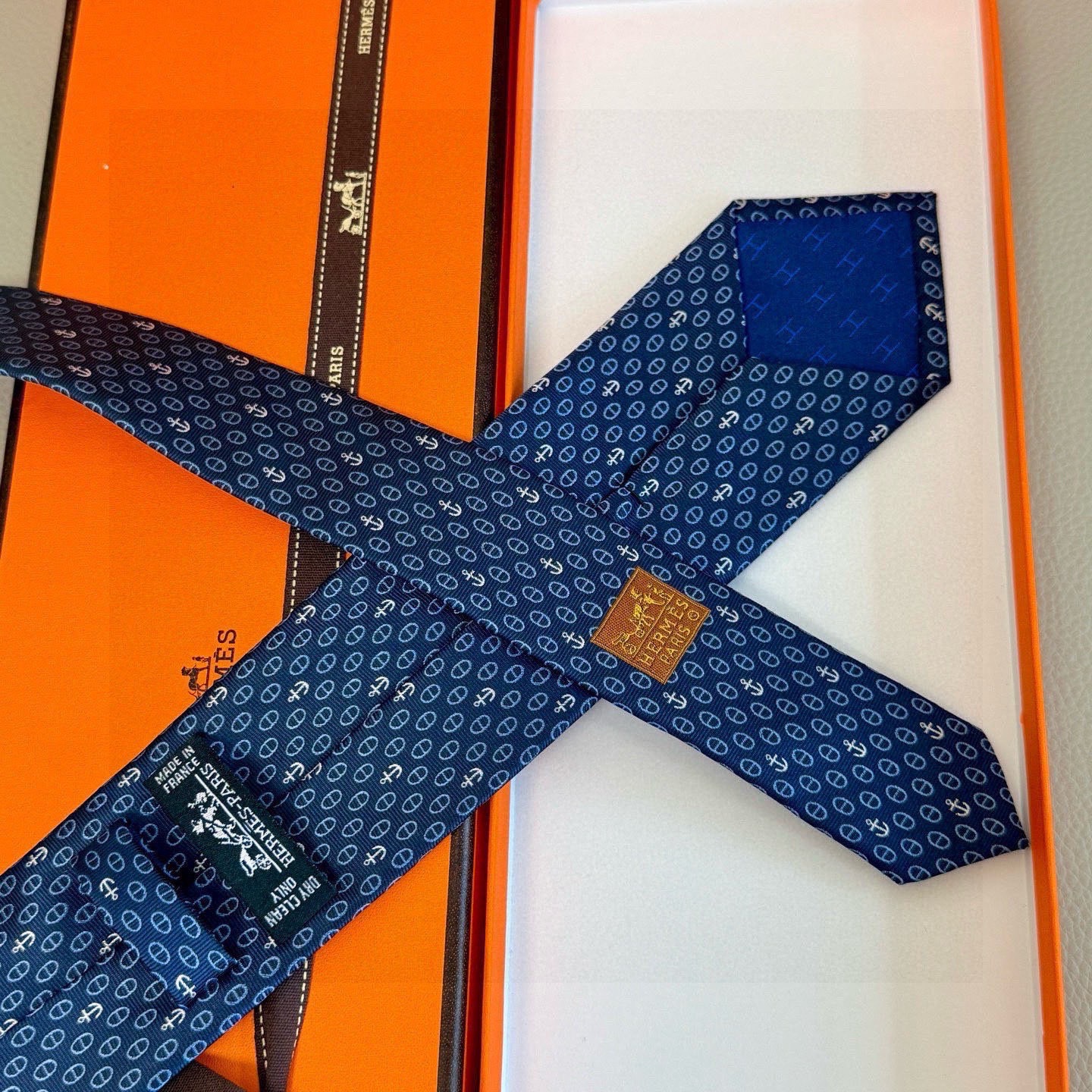 🌾官方同步新款！三色，爱马仕领带 船锚⚓️男士新款领带系列👔👔，稀有H家每年都有一千条不同印花的领带面世