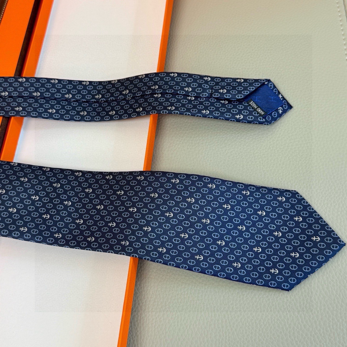 🌾官方同步新款！三色，爱马仕领带 船锚⚓️男士新款领带系列👔👔，稀有H家每年都有一千条不同印花的领带面世