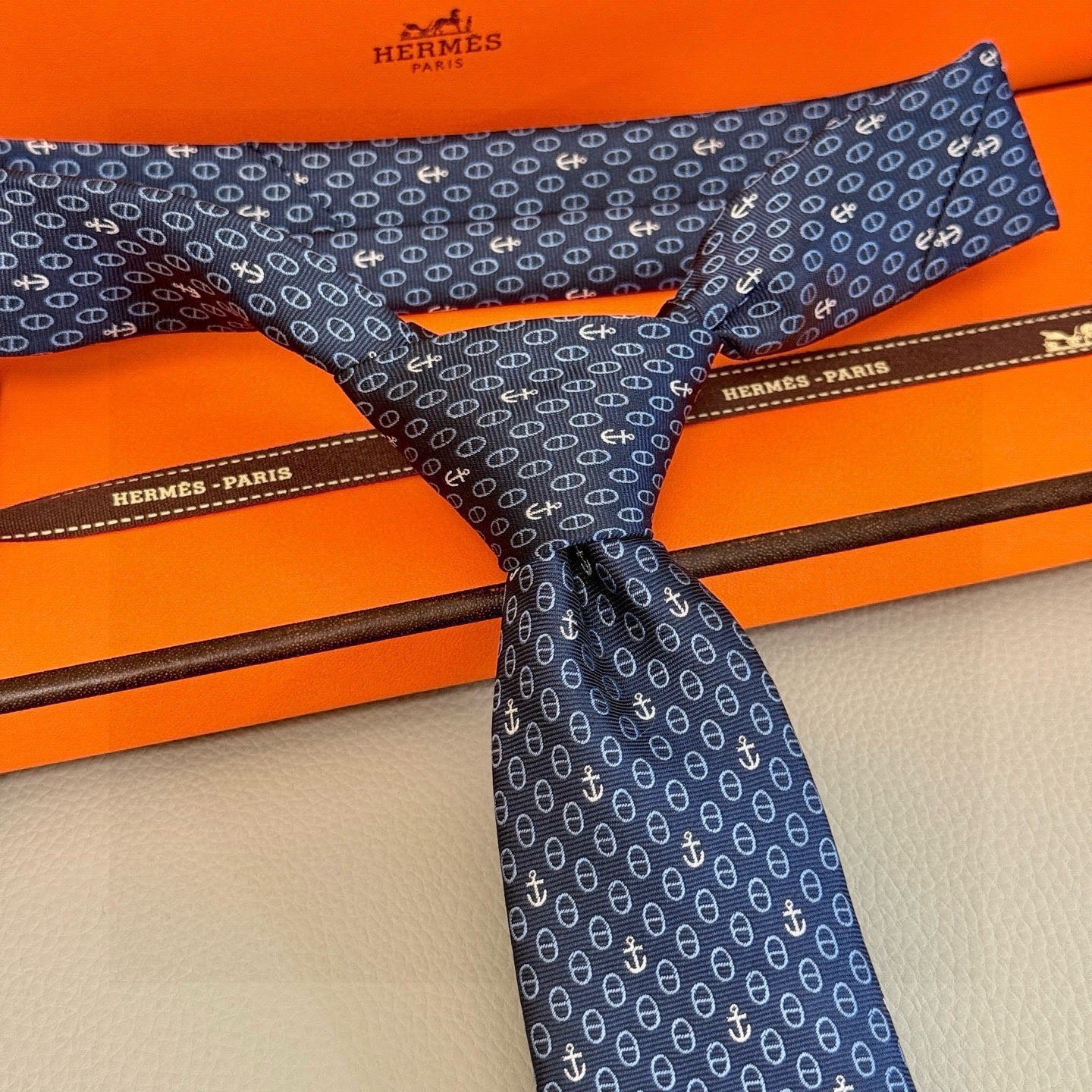 🌾官方同步新款！三色，爱马仕领带 船锚⚓️男士新款领带系列👔👔，稀有H家每年都有一千条不同印花的领带面世