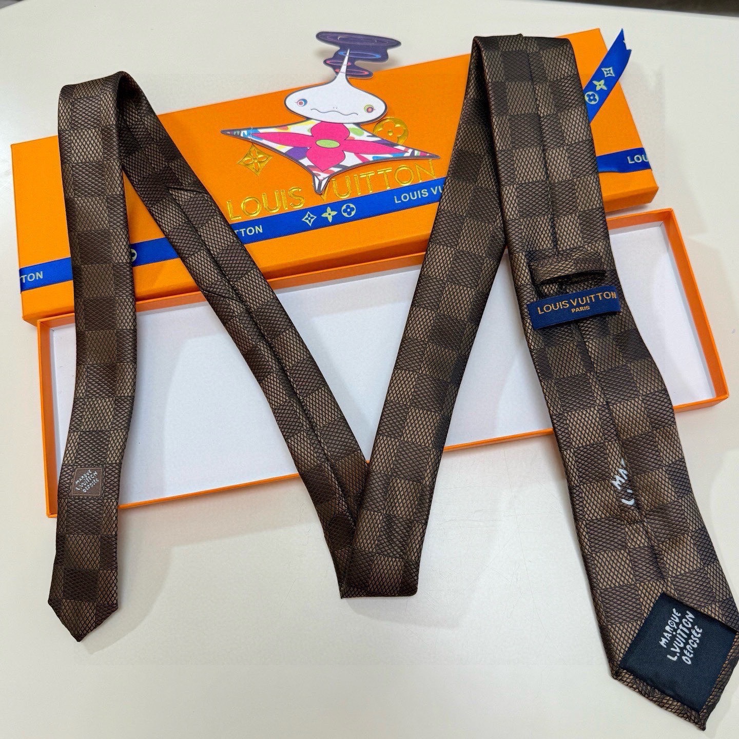 🌾 专柜同步新款 LV棋盘格领带👔👔，稀有😻😻展现精湛手工与时尚优雅的理想选择，这款领带将标志性的路易威