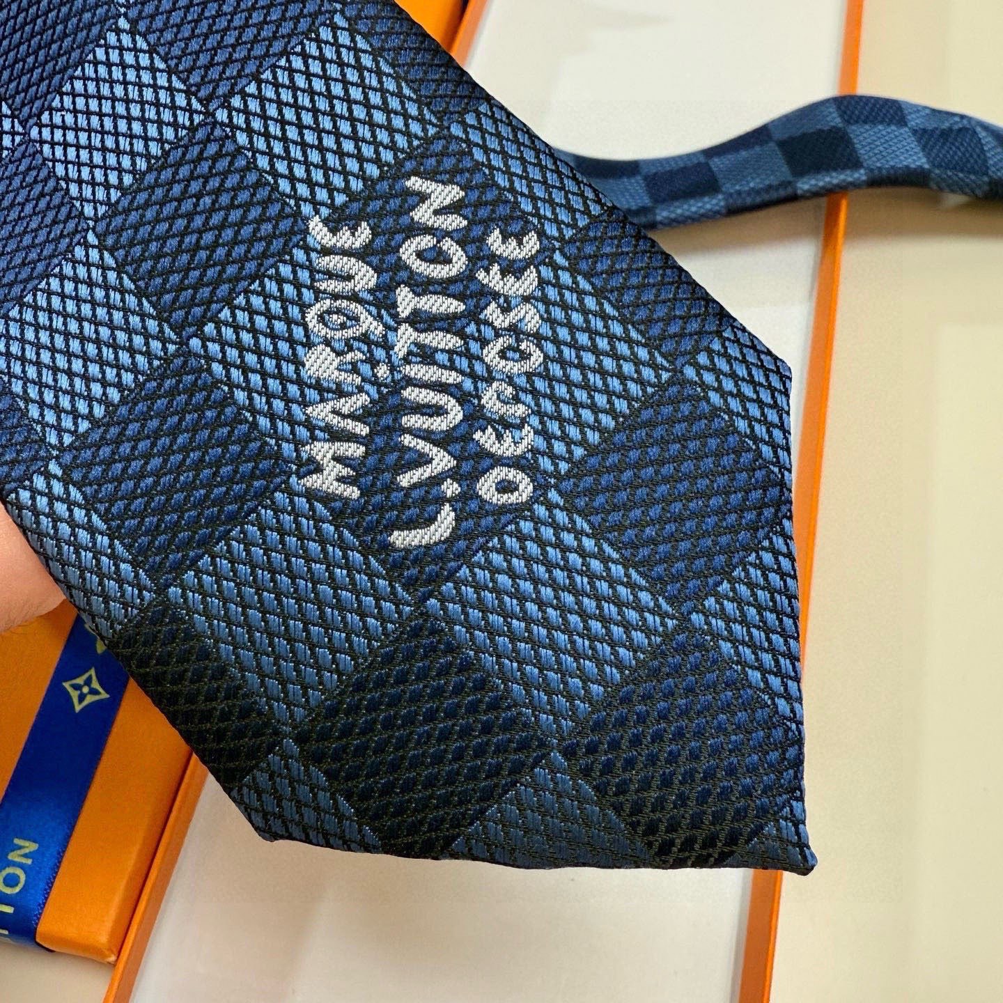 🌾 专柜同步新款 LV棋盘格领带👔👔，稀有😻😻展现精湛手工与时尚优雅的理想选择，这款领带将标志性的路易威