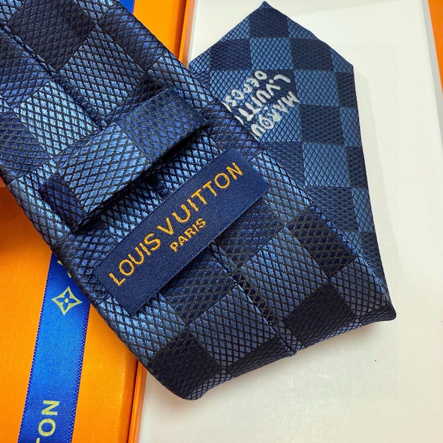 🌾 专柜同步新款 LV棋盘格领带👔👔，稀有😻😻展现精湛手工与时尚优雅的理想选择，这款领带将标志性的路易威