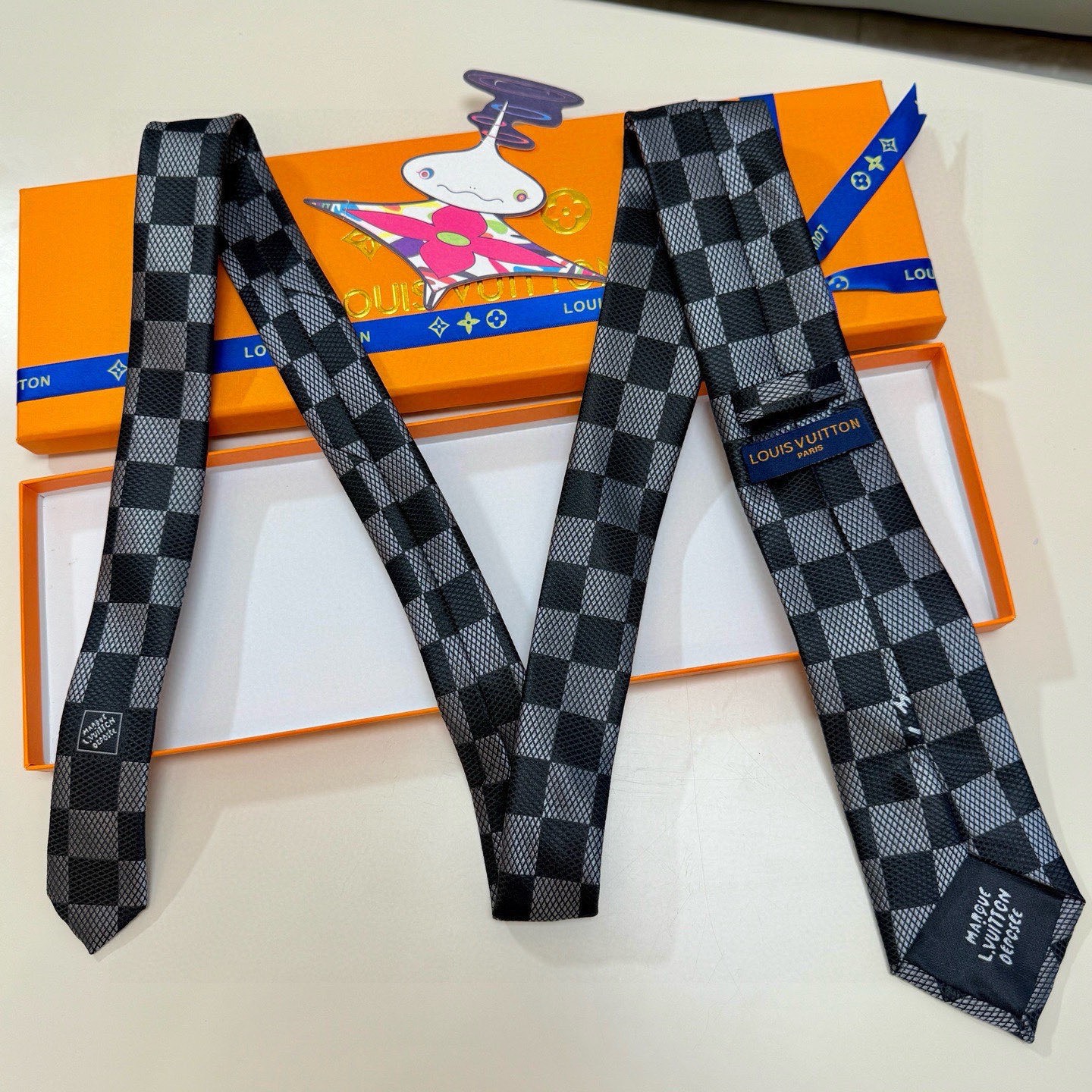 🌾 专柜同步新款 LV棋盘格领带👔👔，稀有😻😻展现精湛手工与时尚优雅的理想选择，这款领带将标志性的路易威