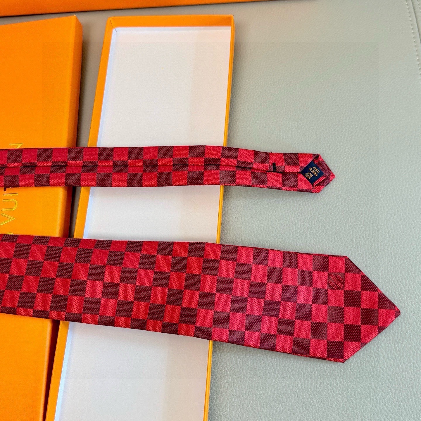 🌾男士领带系列 LV棋盘格领带👔👔，稀有😻😻展现精湛手工与时尚优雅的理想选择，这款领带将标志性的路易威登