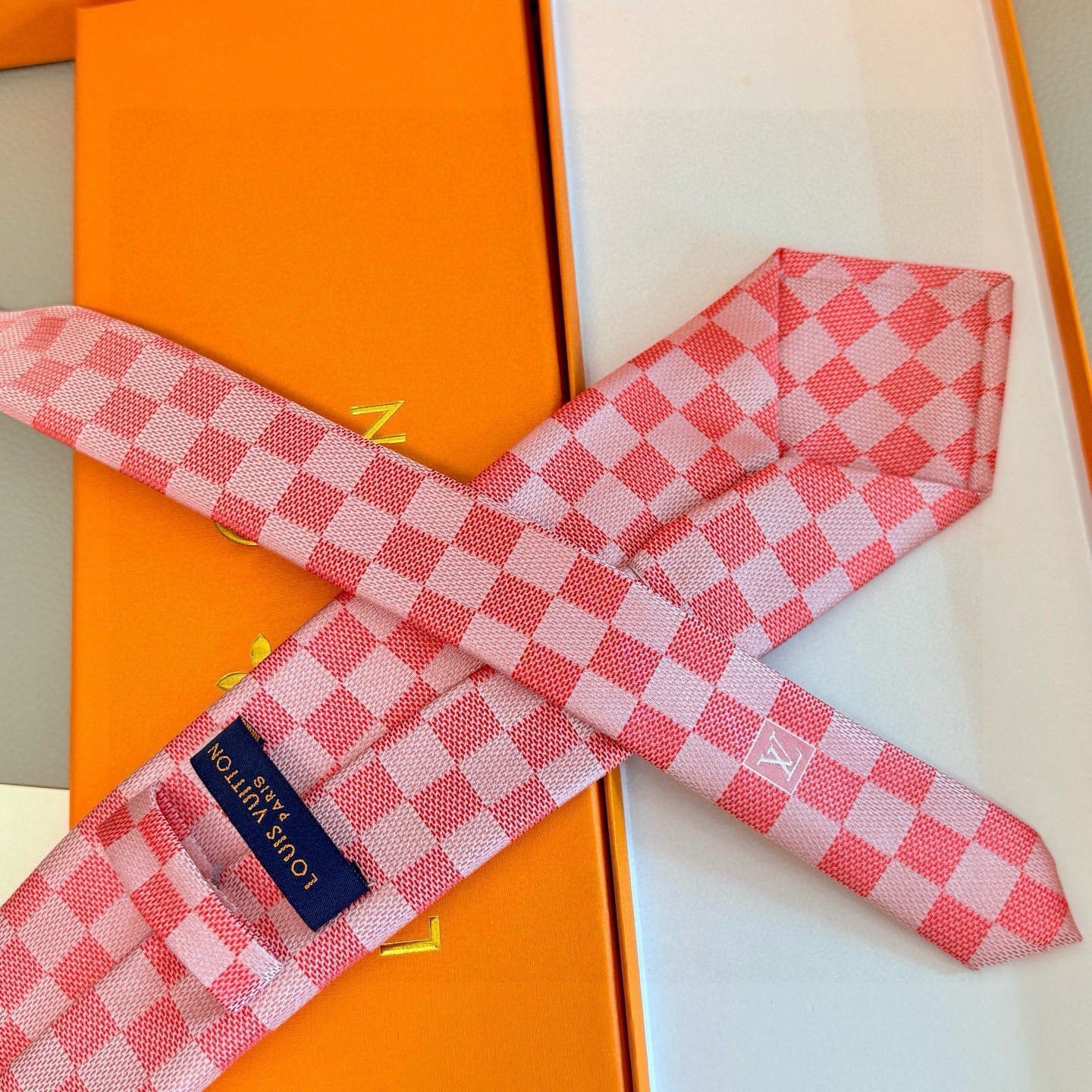 🌾男士领带系列 LV棋盘格领带👔👔，稀有😻😻展现精湛手工与时尚优雅的理想选择，这款领带将标志性的路易威登
