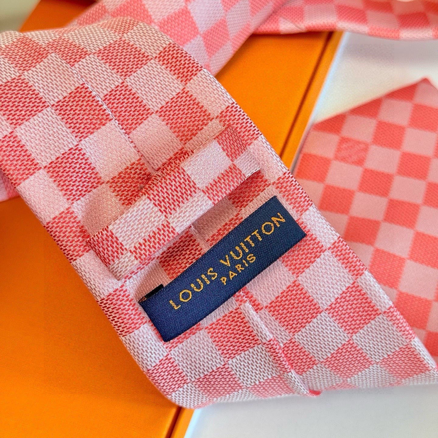 🌾男士领带系列 LV棋盘格领带👔👔，稀有😻😻展现精湛手工与时尚优雅的理想选择，这款领带将标志性的路易威登