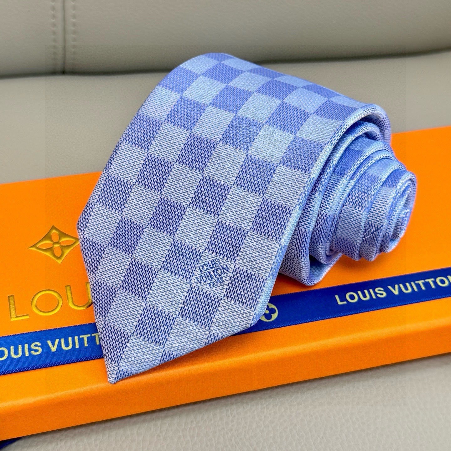 🌾男士领带系列 LV棋盘格领带👔👔，稀有😻😻展现精湛手工与时尚优雅的理想选择，这款领带将标志性的路易威登