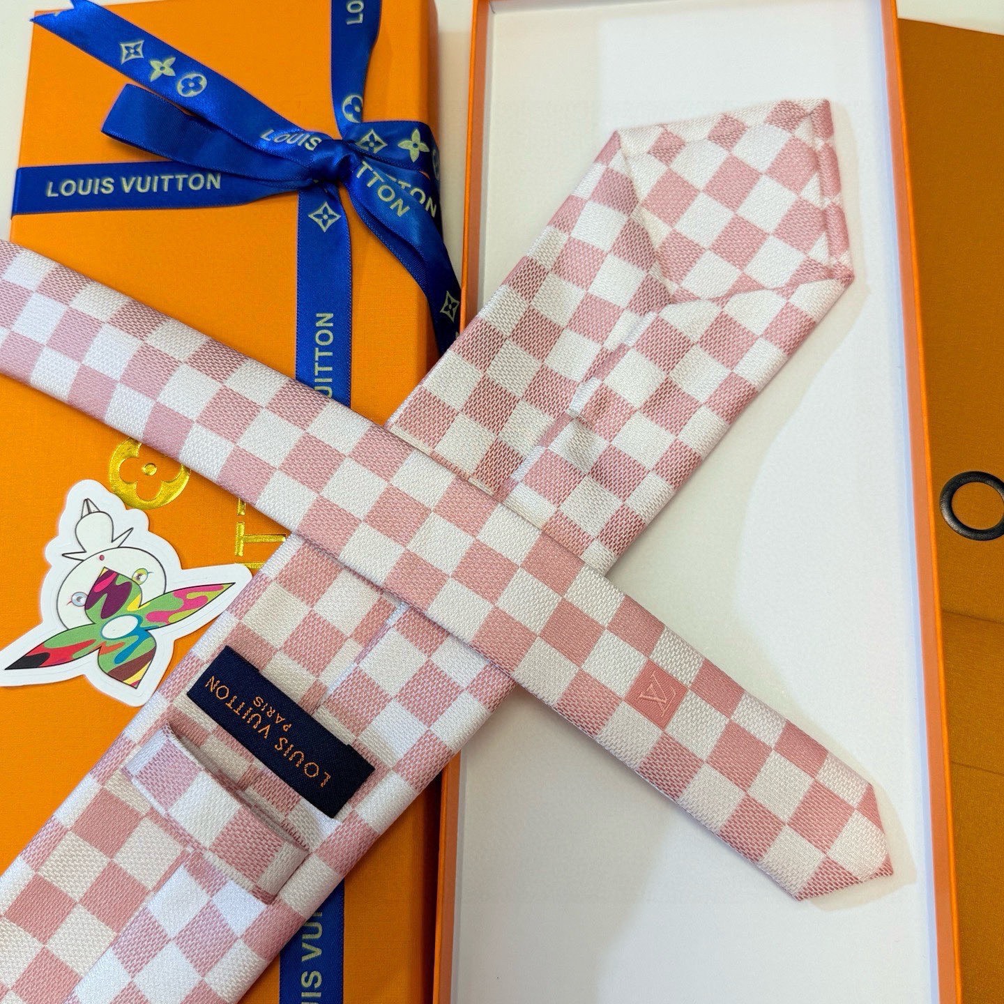 🌾男士领带系列 LV棋盘格领带👔👔，稀有😻😻展现精湛手工与时尚优雅的理想选择，这款领带将标志性的路易威登