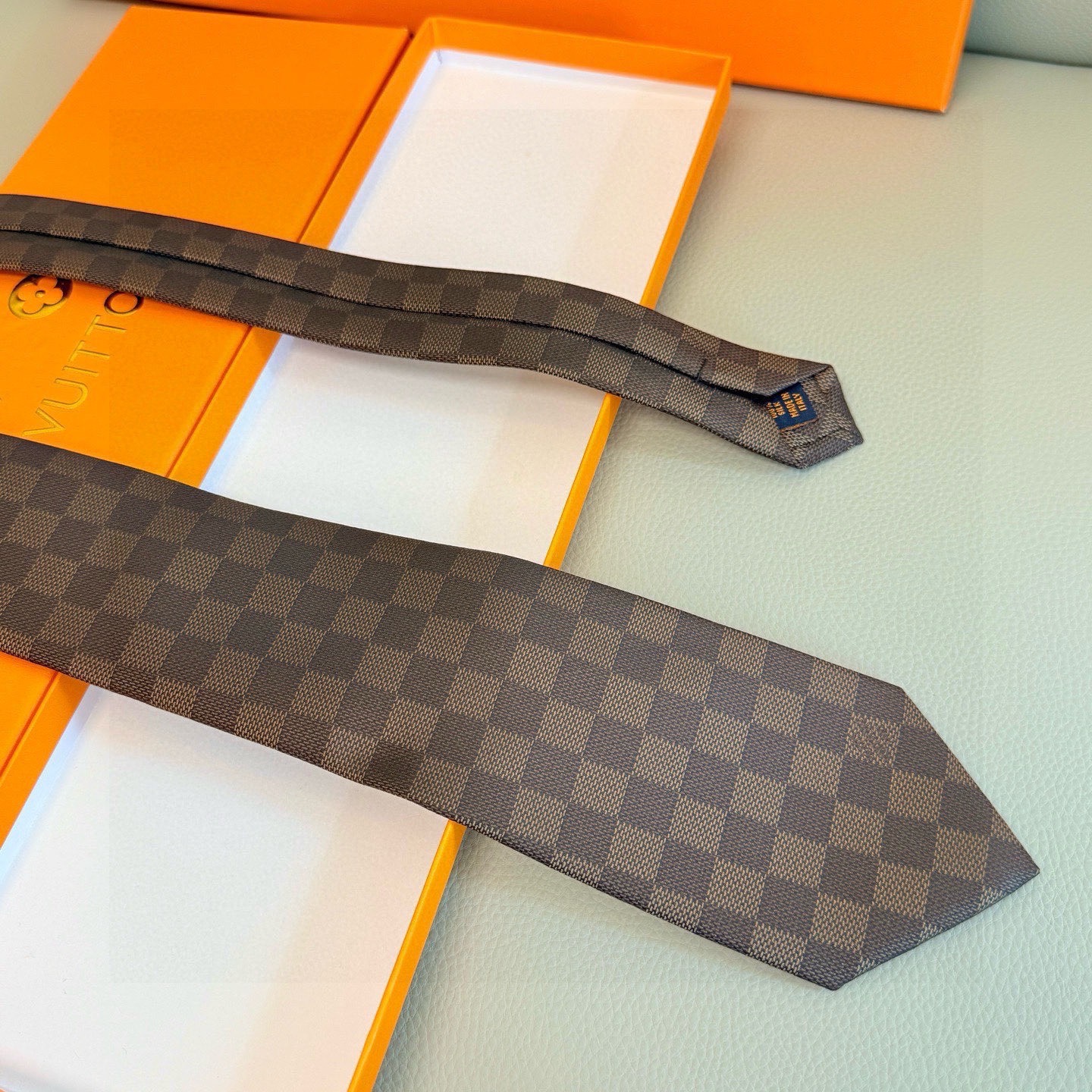 🌾男士领带系列 LV棋盘格领带👔👔，稀有😻😻展现精湛手工与时尚优雅的理想选择，这款领带将标志性的路易威登