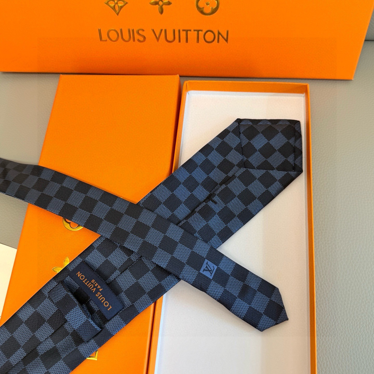 🌾男士领带系列 LV棋盘格领带👔👔，稀有😻😻展现精湛手工与时尚优雅的理想选择，这款领带将标志性的路易威登