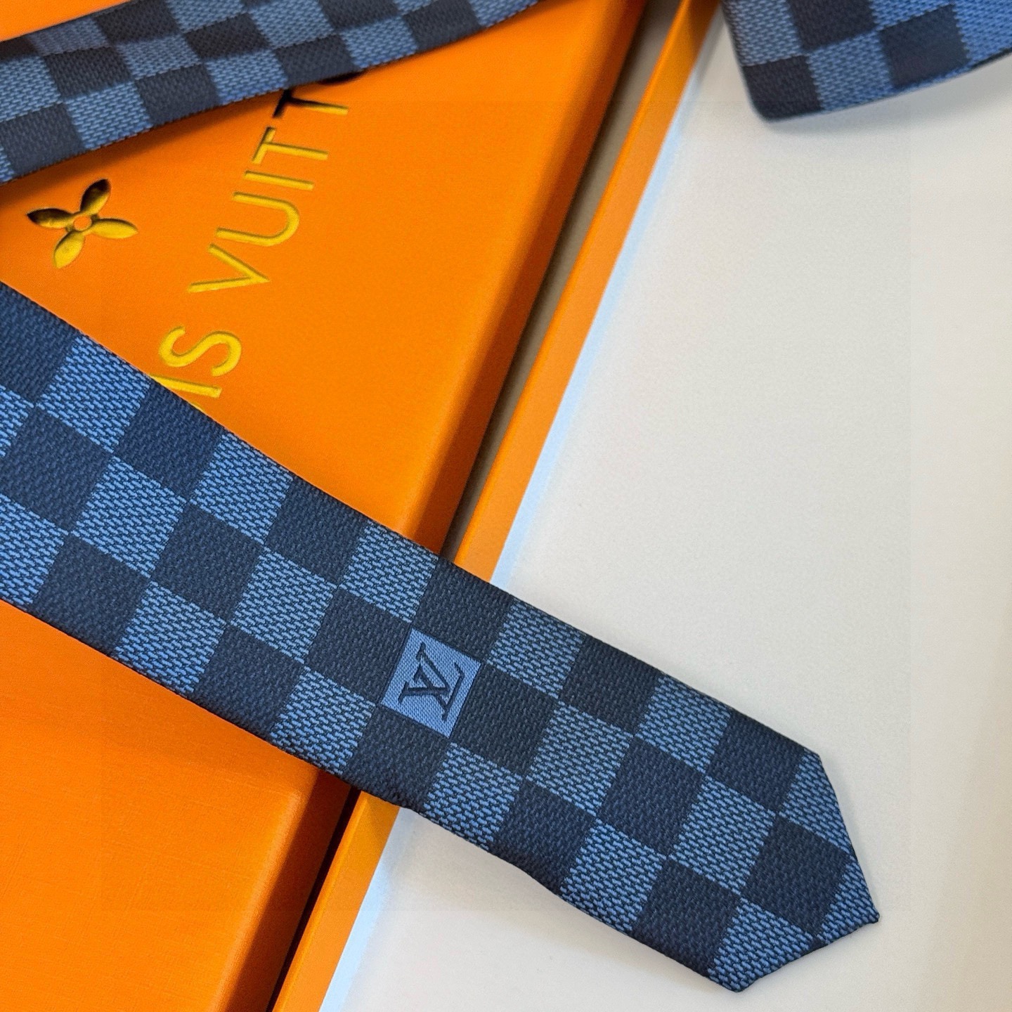🌾男士领带系列 LV棋盘格领带👔👔，稀有😻😻展现精湛手工与时尚优雅的理想选择，这款领带将标志性的路易威登