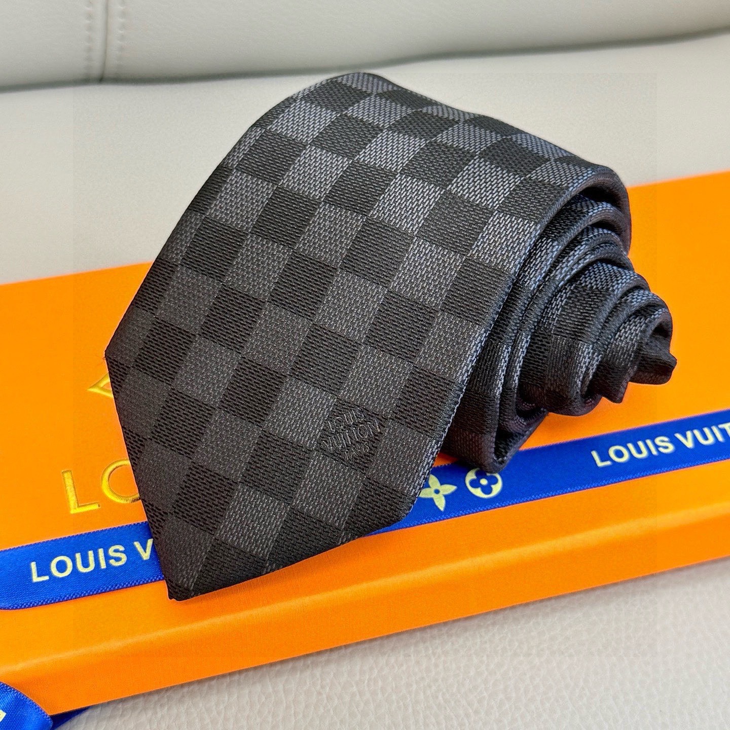 🌾男士领带系列 LV棋盘格领带👔👔，稀有😻😻展现精湛手工与时尚优雅的理想选择，这款领带将标志性的路易威登