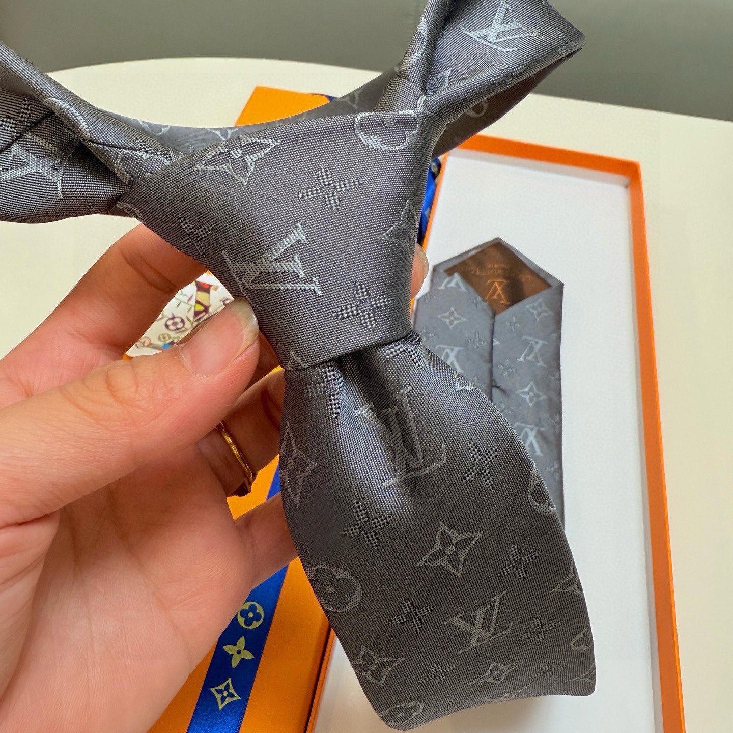 🌾LV男士领带系列👔👔，稀有😻😻展现精湛手工与时尚优雅的理想选择，此款真丝织就的Diamonds V领带