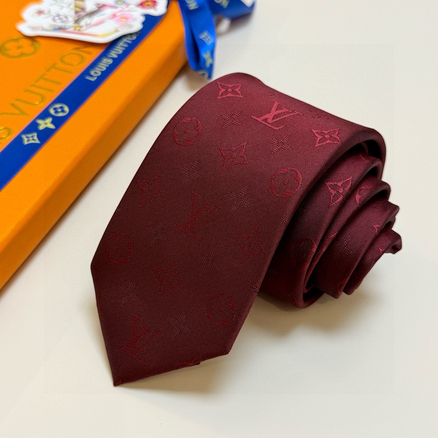 🌾LV男士领带系列👔👔，稀有😻😻展现精湛手工与时尚优雅的理想选择，此款真丝织就的Diamonds V领带
