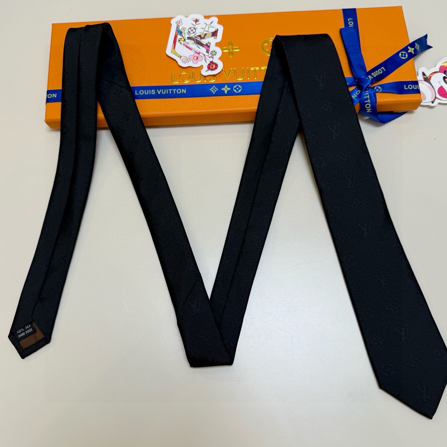 🌾LV男士领带系列👔👔，稀有😻😻展现精湛手工与时尚优雅的理想选择，此款真丝织就的Diamonds V领带