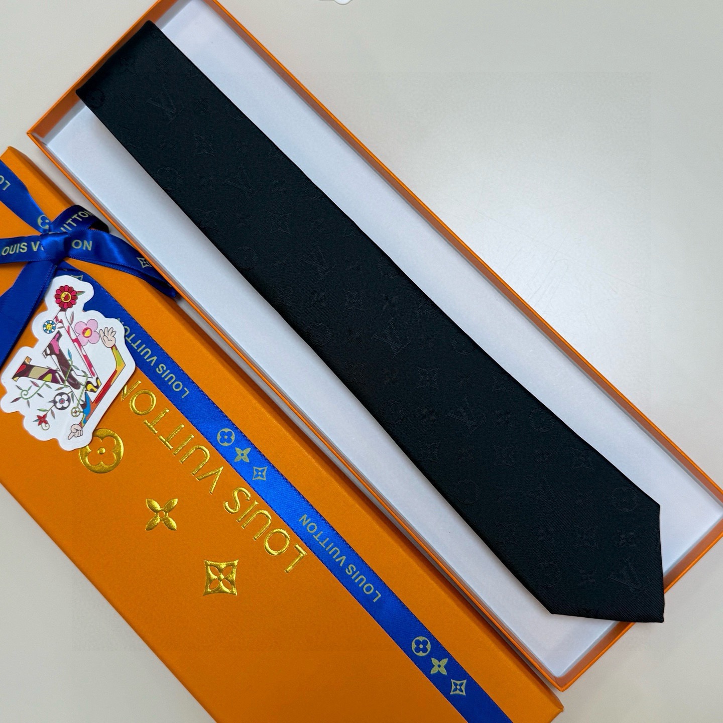 🌾LV男士领带系列👔👔，稀有😻😻展现精湛手工与时尚优雅的理想选择，此款真丝织就的Diamonds V领带