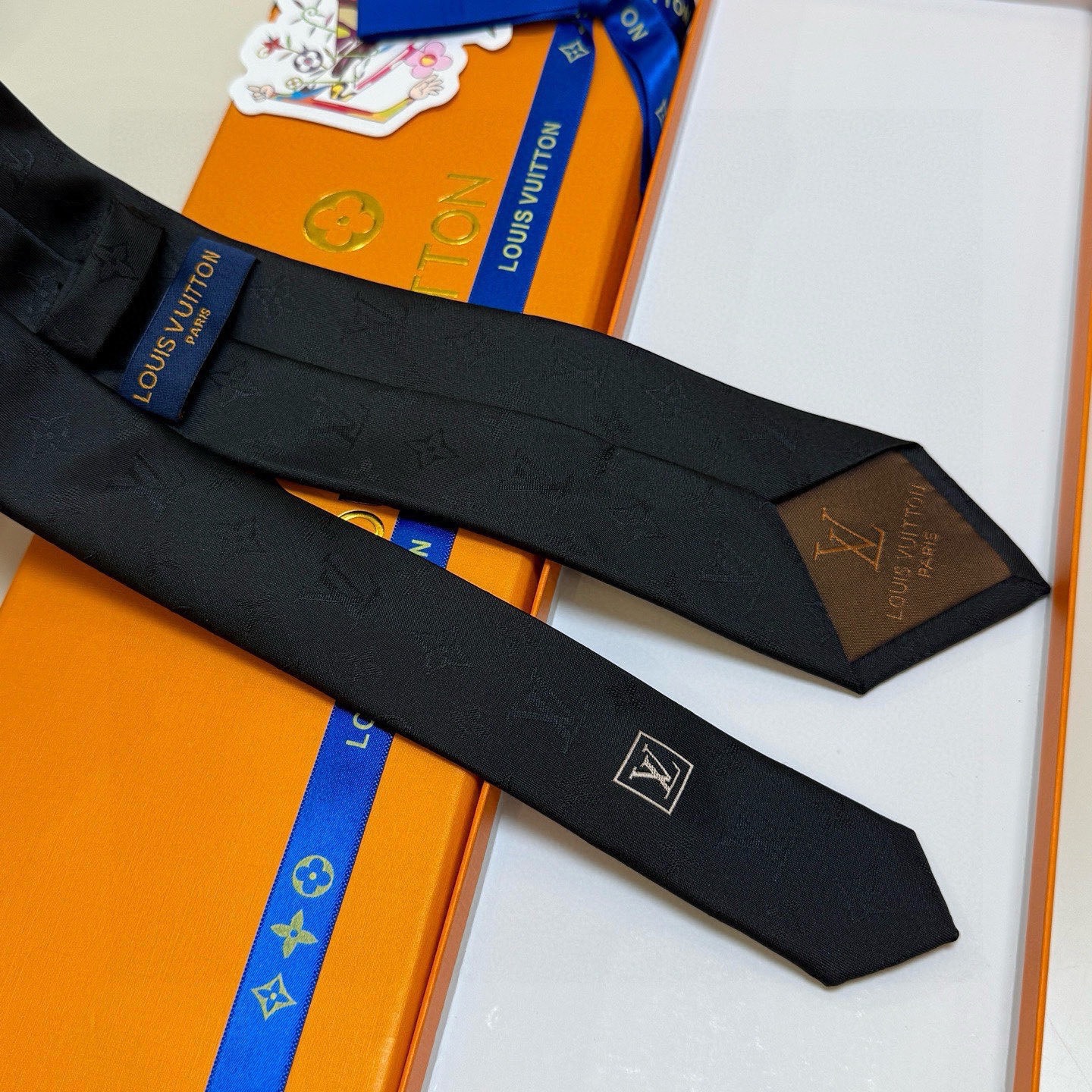 🌾LV男士领带系列👔👔，稀有😻😻展现精湛手工与时尚优雅的理想选择，此款真丝织就的Diamonds V领带