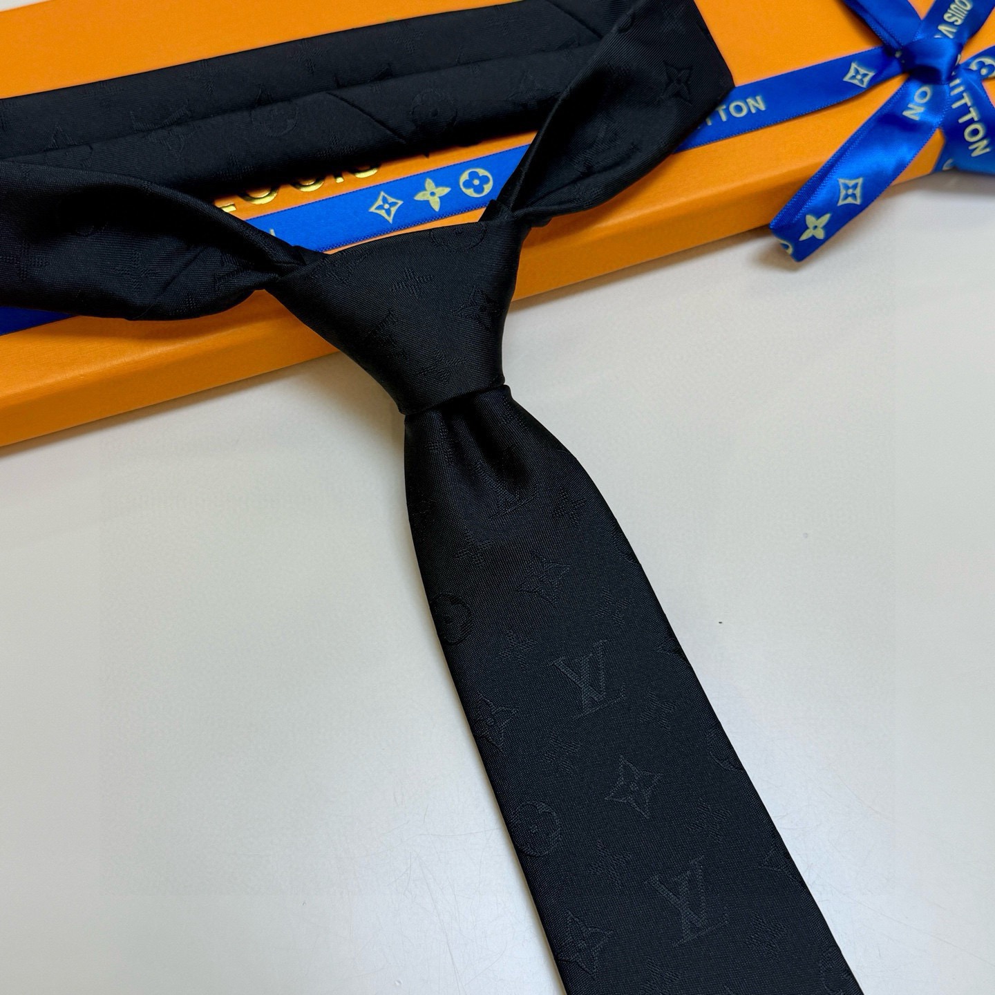 🌾LV男士领带系列👔👔，稀有😻😻展现精湛手工与时尚优雅的理想选择，此款真丝织就的Diamonds V领带