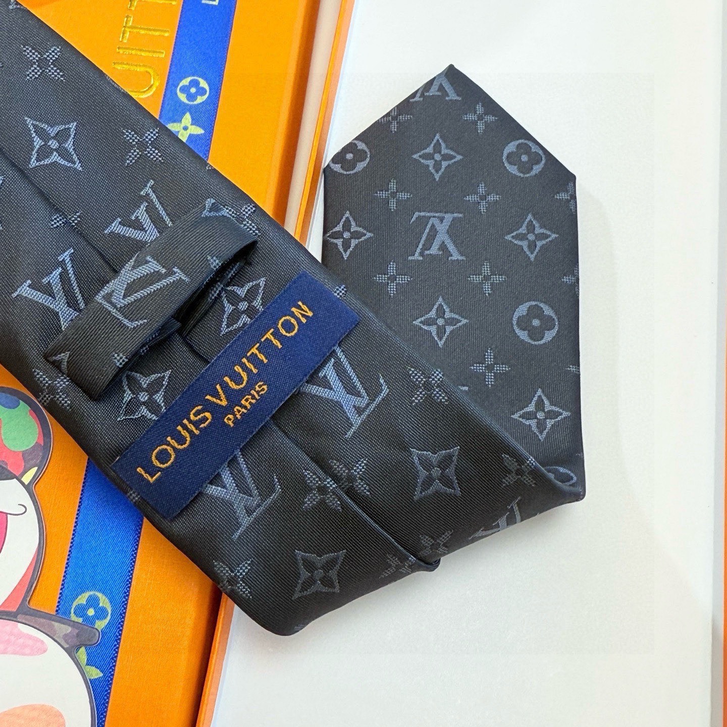 🌾LV男士领带系列👔👔，稀有😻😻展现精湛手工与时尚优雅的理想选择，此款真丝织就的Diamonds V领带