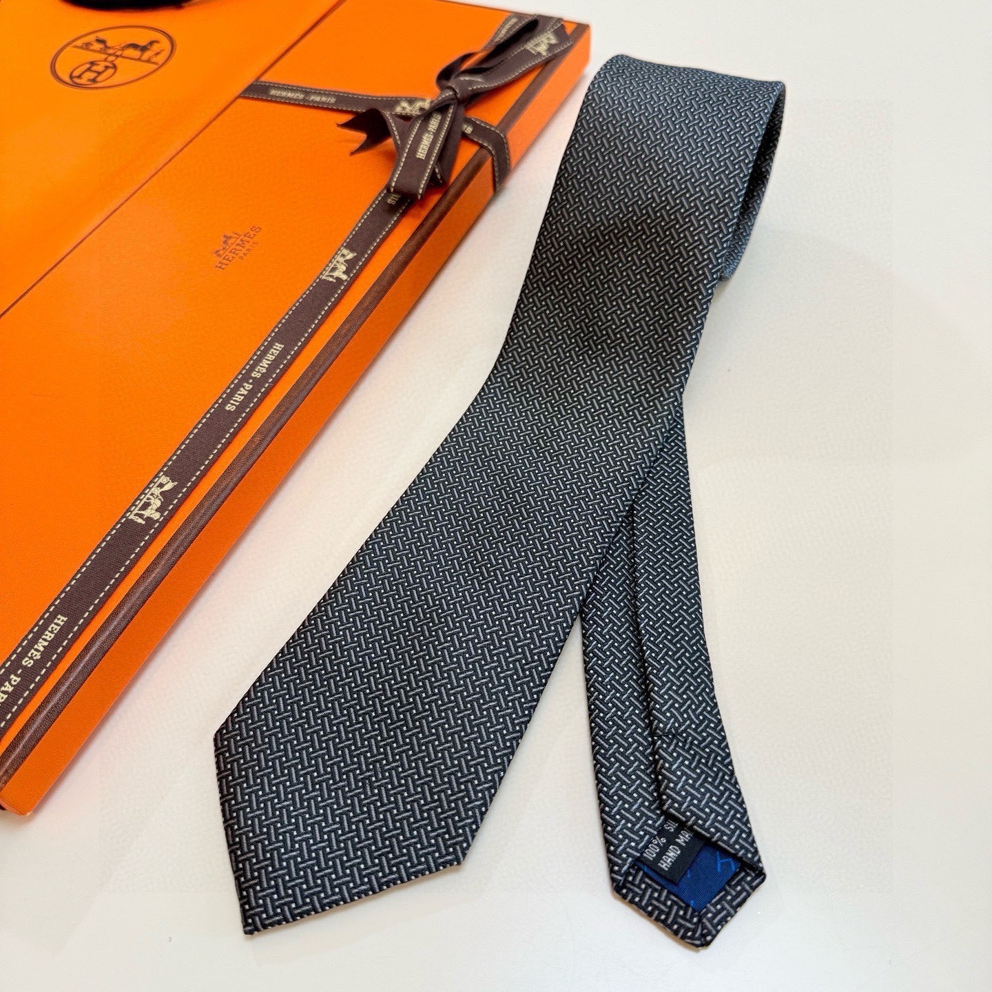 🌾 👨‍✈男士新款领带系列【H编织花纹领带】👔👔，稀有H家每年都有一千条不同印花的领带面世，从最初的多以