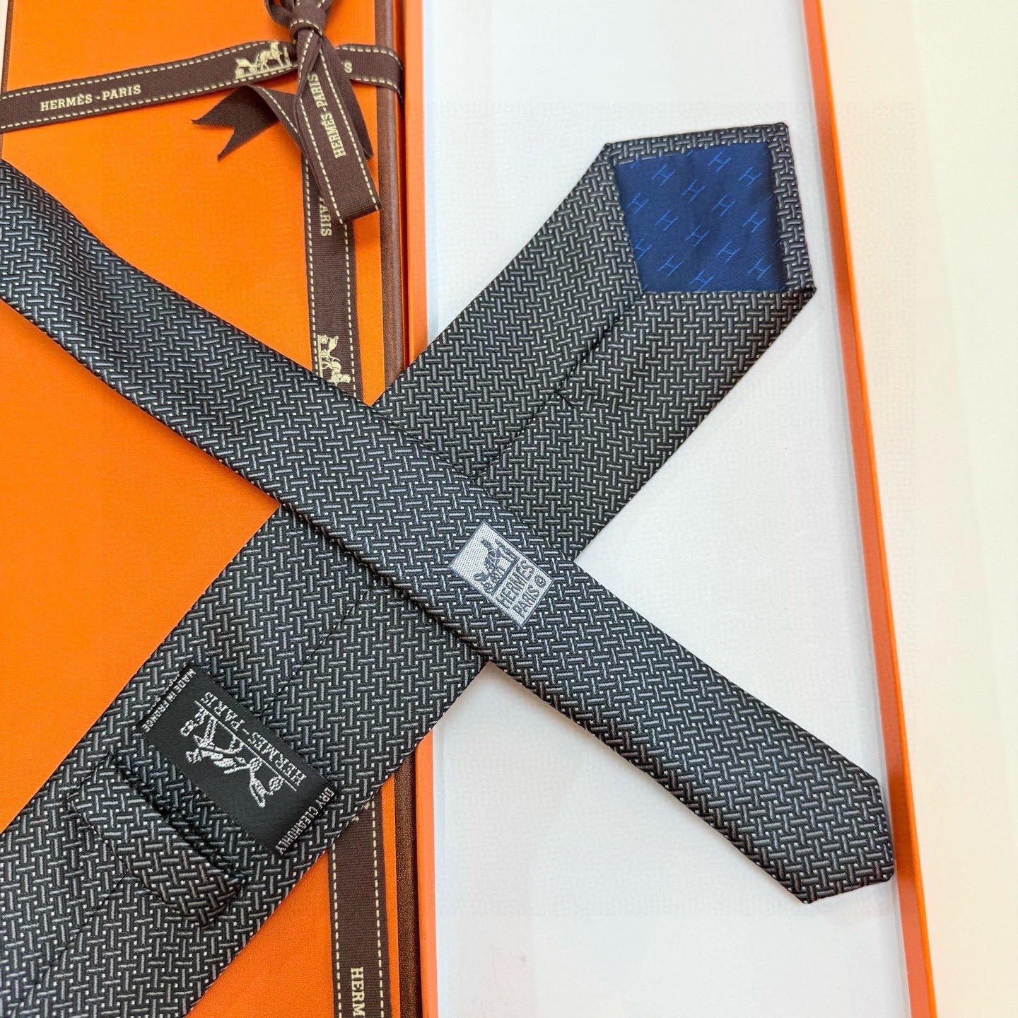 🌾 👨‍✈男士新款领带系列【H编织花纹领带】👔👔，稀有H家每年都有一千条不同印花的领带面世，从最初的多以