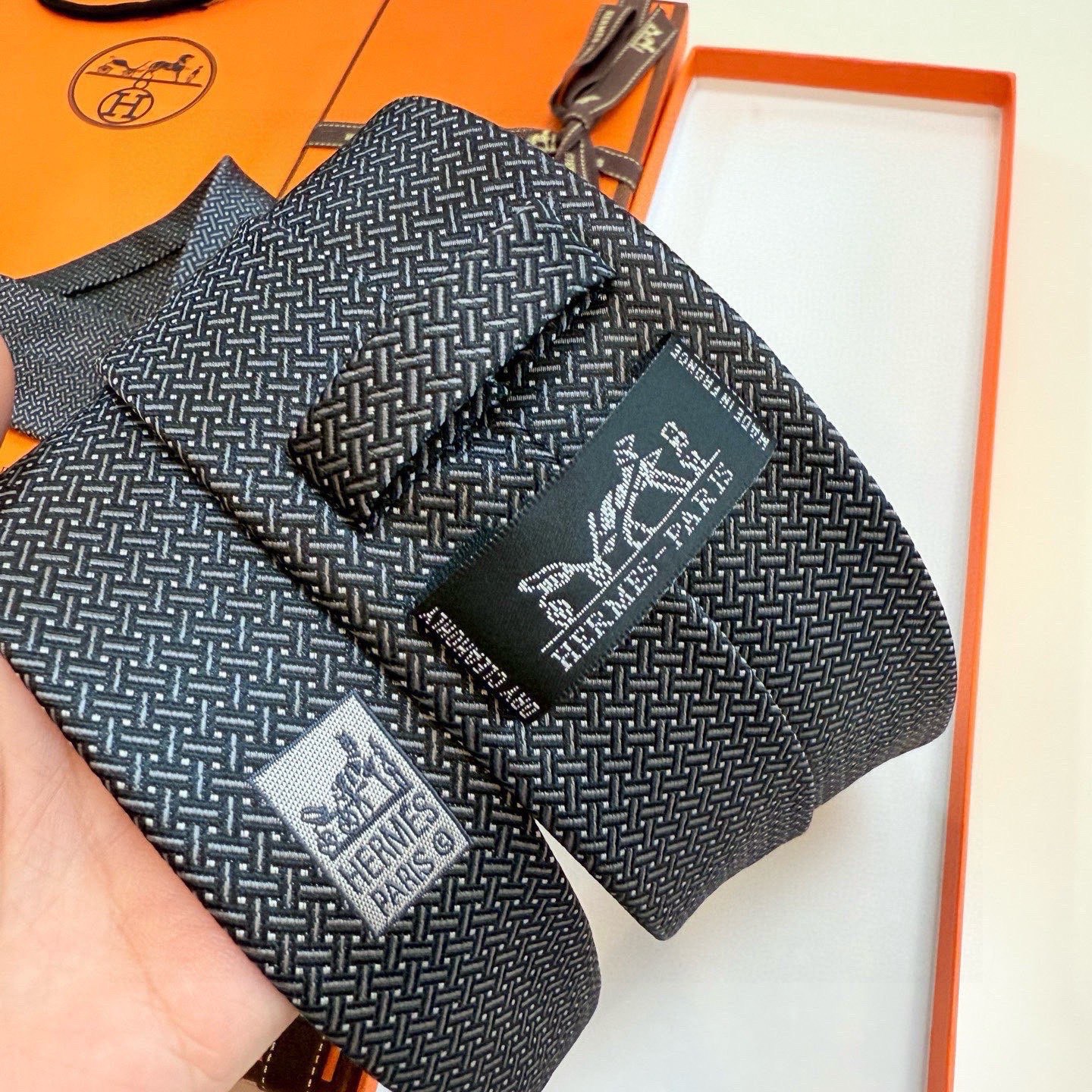🌾 👨‍✈男士新款领带系列【H编织花纹领带】👔👔，稀有H家每年都有一千条不同印花的领带面世，从最初的多以