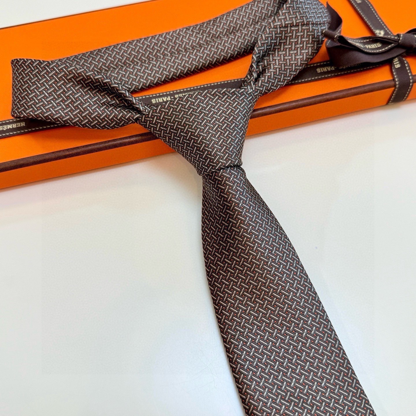 🌾 👨‍✈男士新款领带系列【H编织花纹领带】👔👔，稀有H家每年都有一千条不同印花的领带面世，从最初的多以