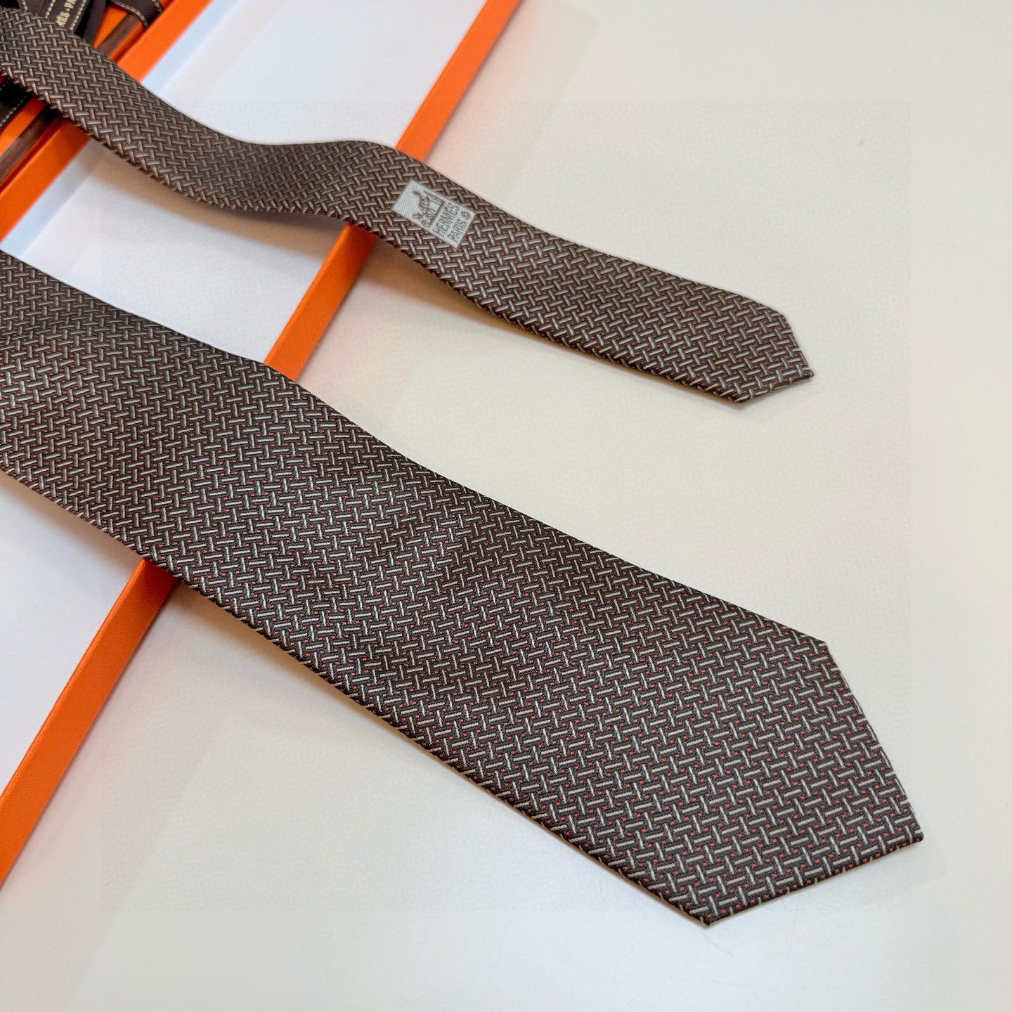 🌾 👨‍✈男士新款领带系列【H编织花纹领带】👔👔，稀有H家每年都有一千条不同印花的领带面世，从最初的多以