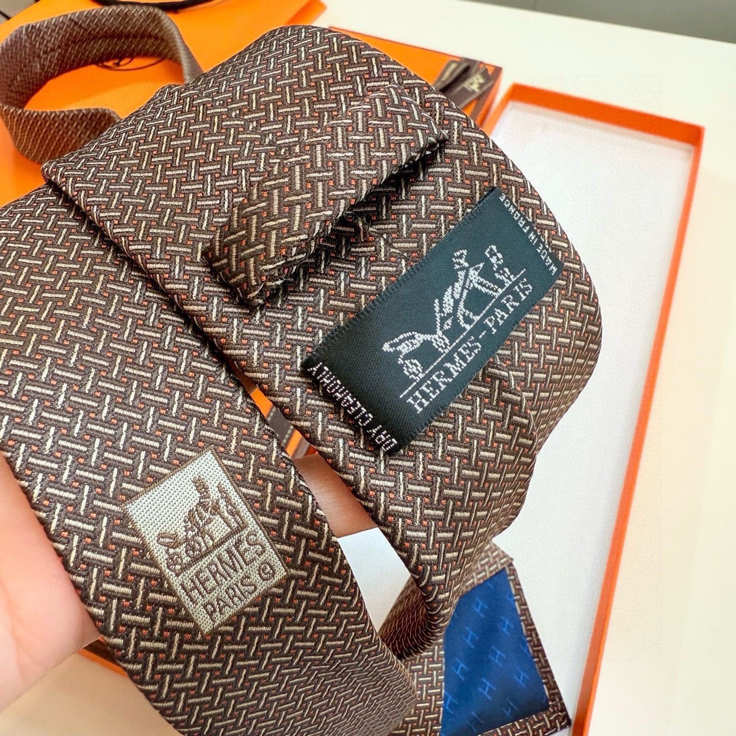 🌾 👨‍✈男士新款领带系列【H编织花纹领带】👔👔，稀有H家每年都有一千条不同印花的领带面世，从最初的多以